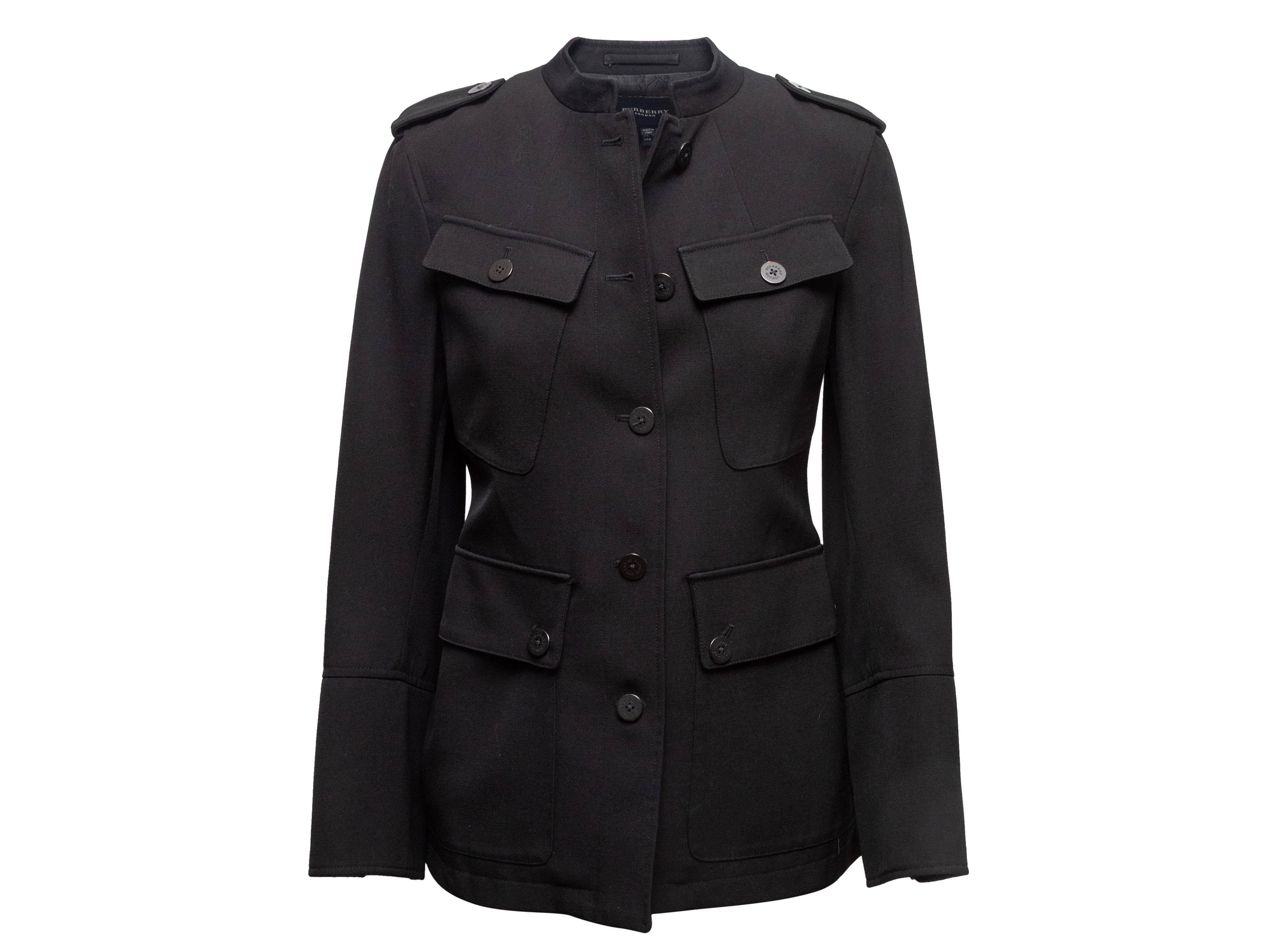 Giacca cargo militare in lana nera di Burberry. Colletto alla mandarina. Quattro tasche. Chiusura con bottoni sul davanti. Seno 32