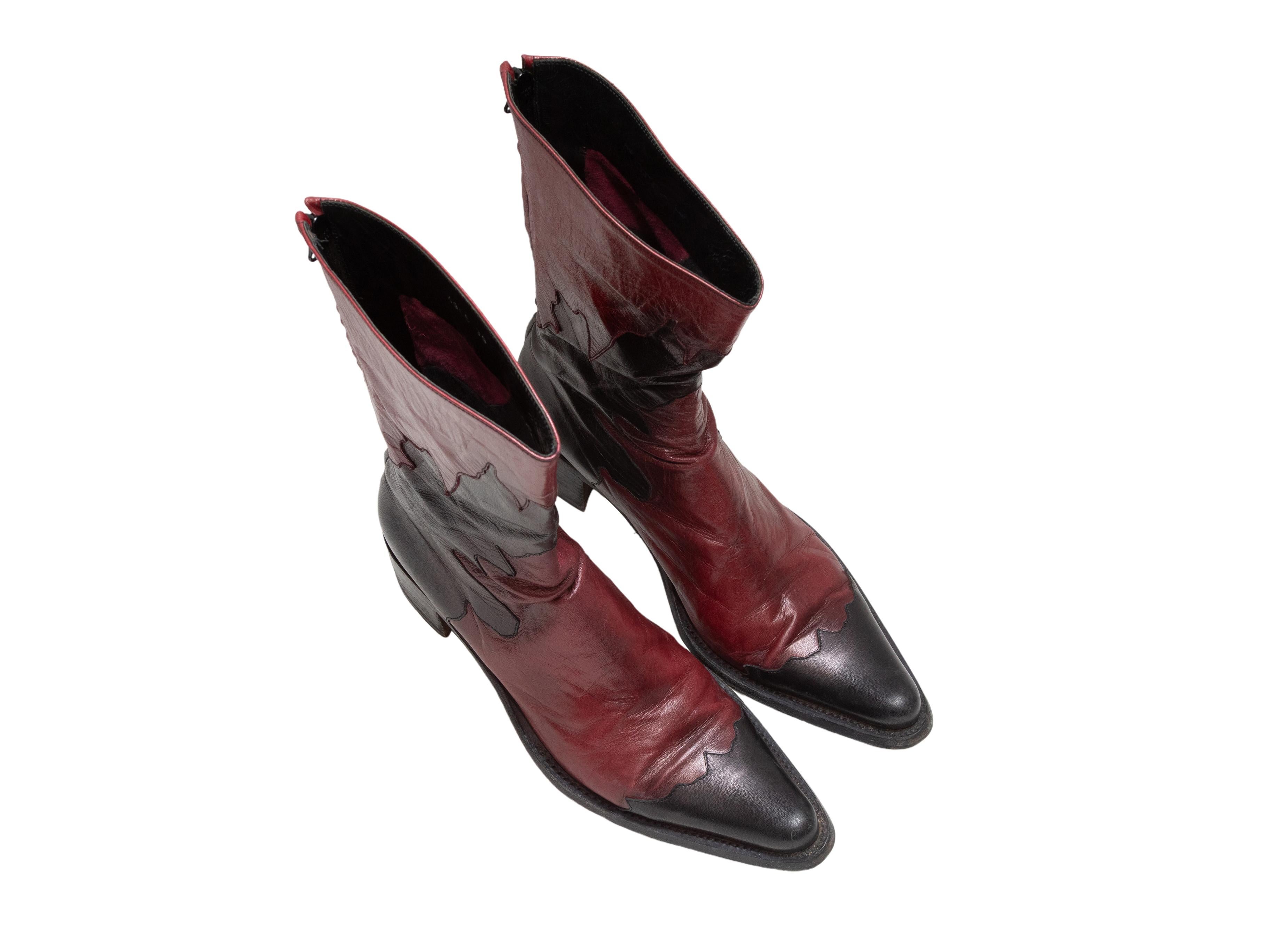 Bottes western à bout pointu noires et bordeaux de Rocco P. Talons hauts. Fermeture à glissière au niveau du talon. Hauteur de la tige : 10