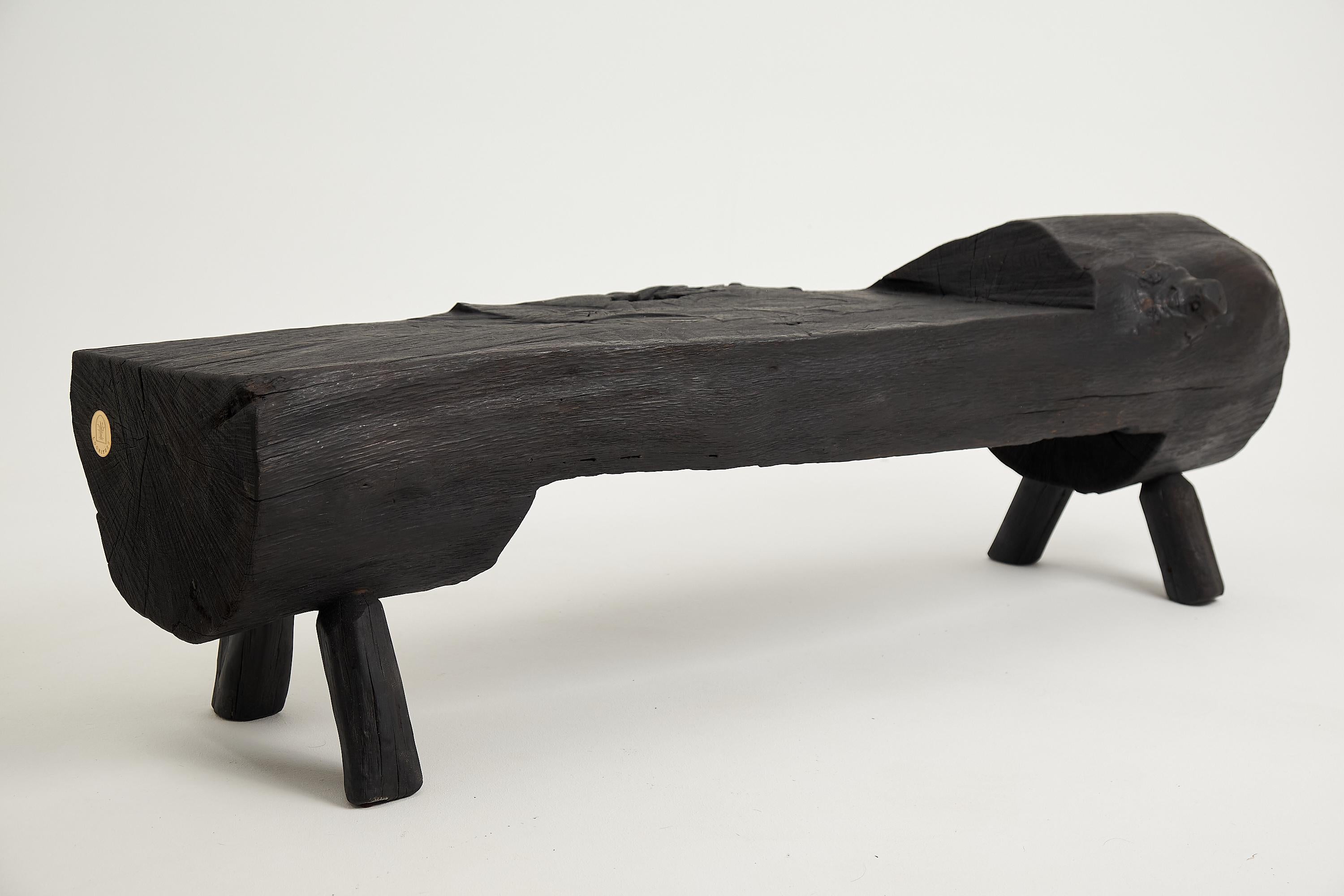 Schwarz gebranntes Holz, Brutalistische Bank, Outdoor & Indoor, Natürlich und umweltfreundlich im Angebot 3