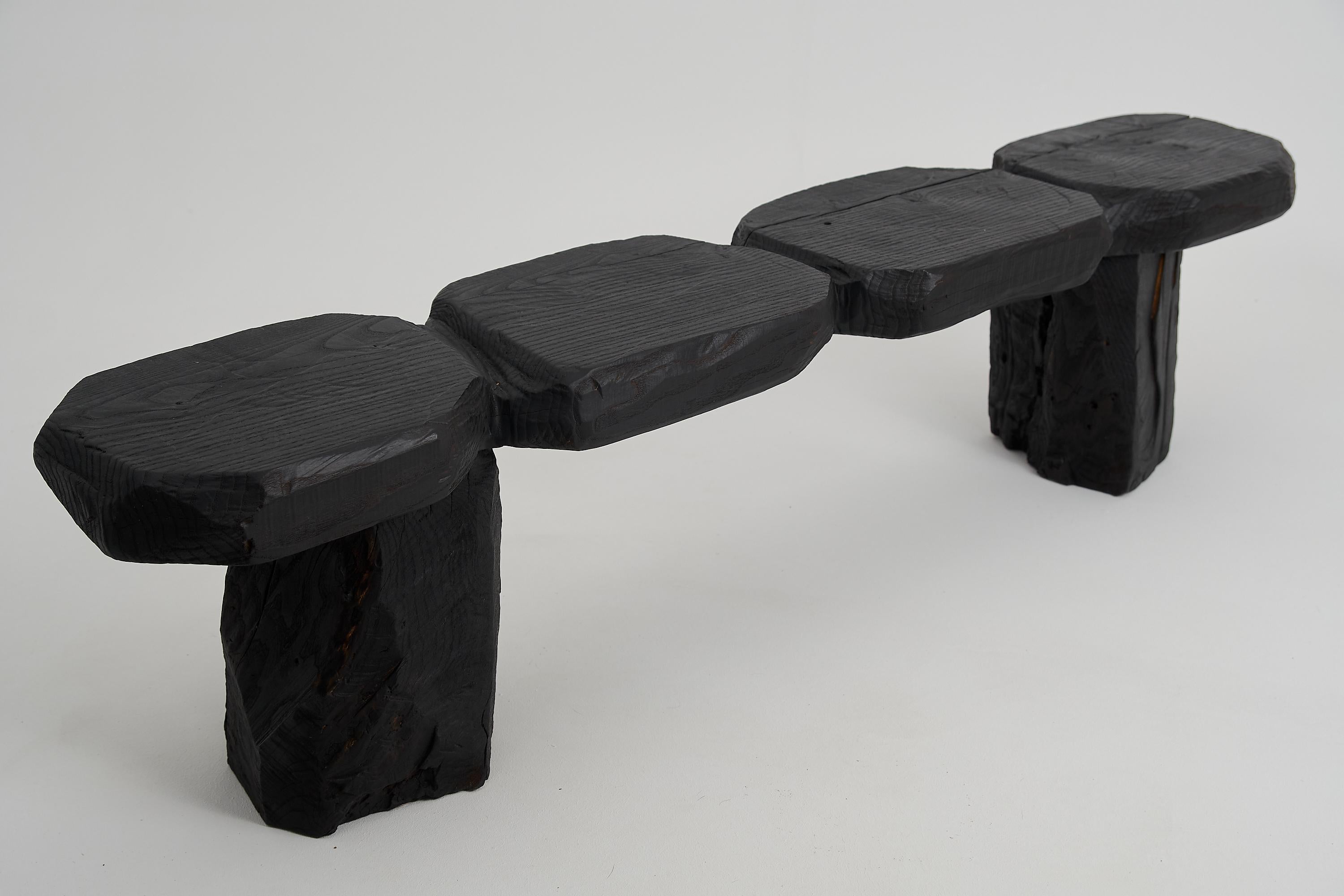 Schwarz gebranntes Holz, Brutalistische Bank, Outdoor & Indoor, Natürlich und umweltfreundlich im Angebot 6