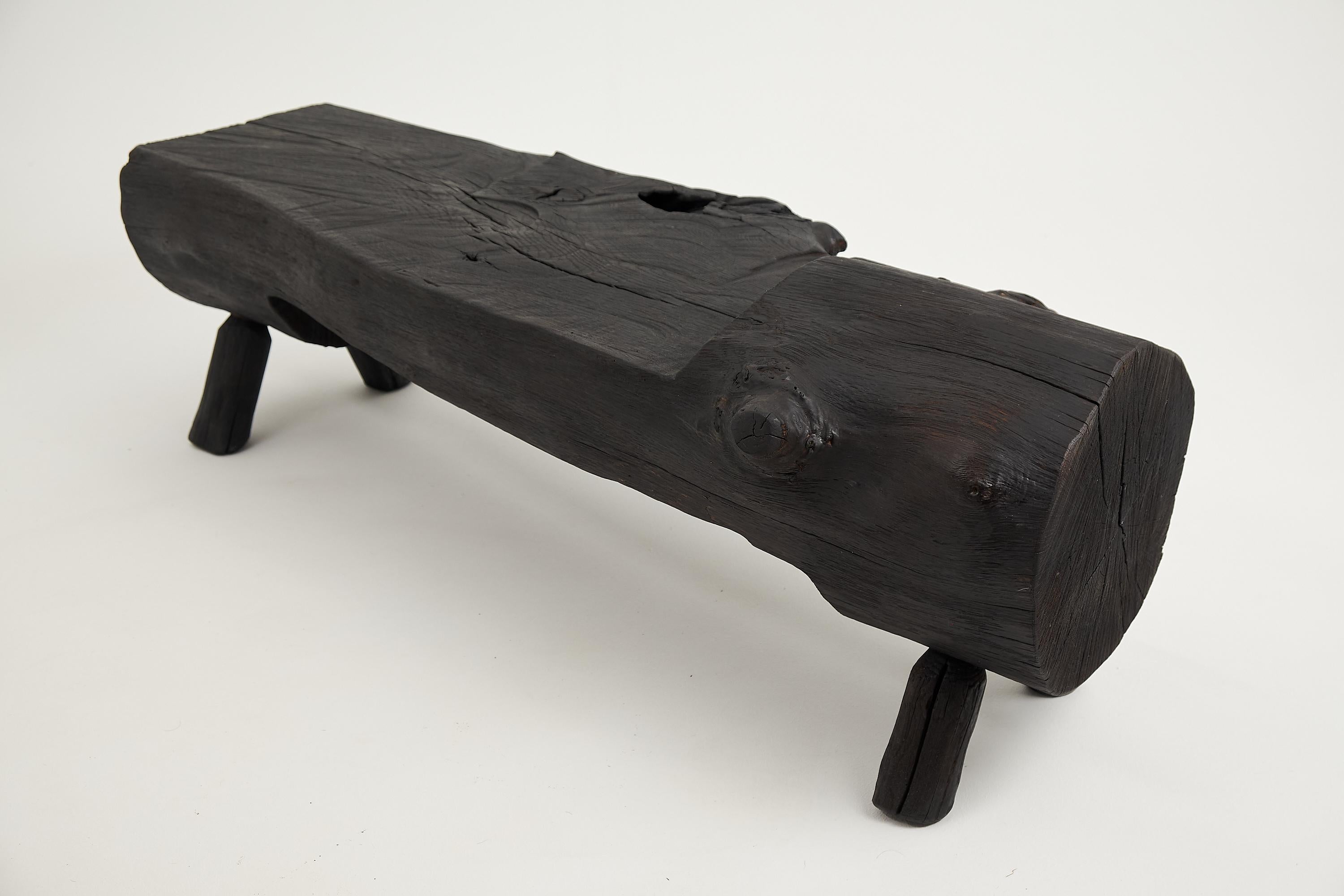 Schwarz gebranntes Holz, Brutalistische Bank, Outdoor & Indoor, Natürlich und umweltfreundlich im Angebot 8
