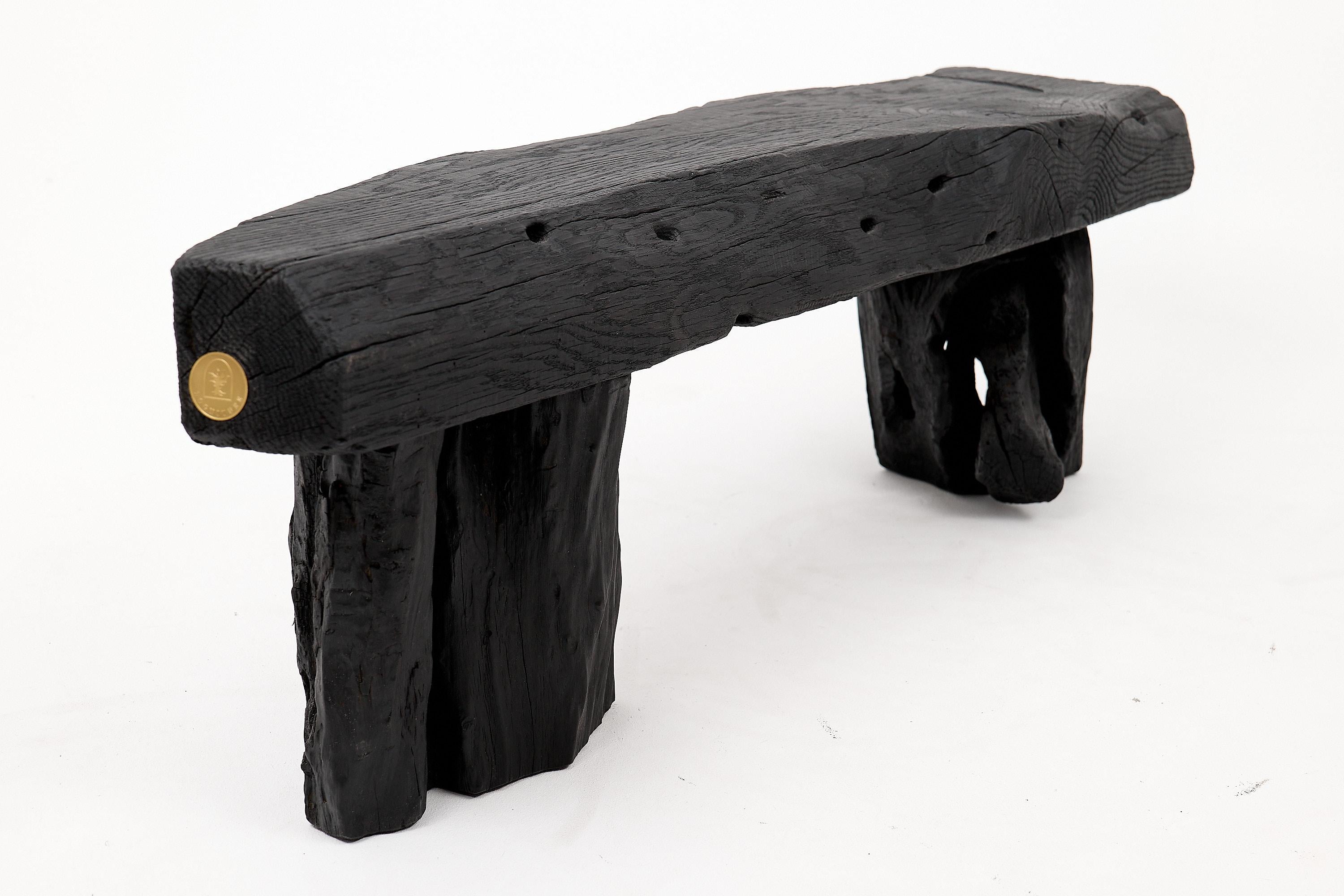 Schwarz gebranntes Holz, Brutalistische Bank, Outdoor & Indoor, Natürlich und umweltfreundlich im Angebot 9