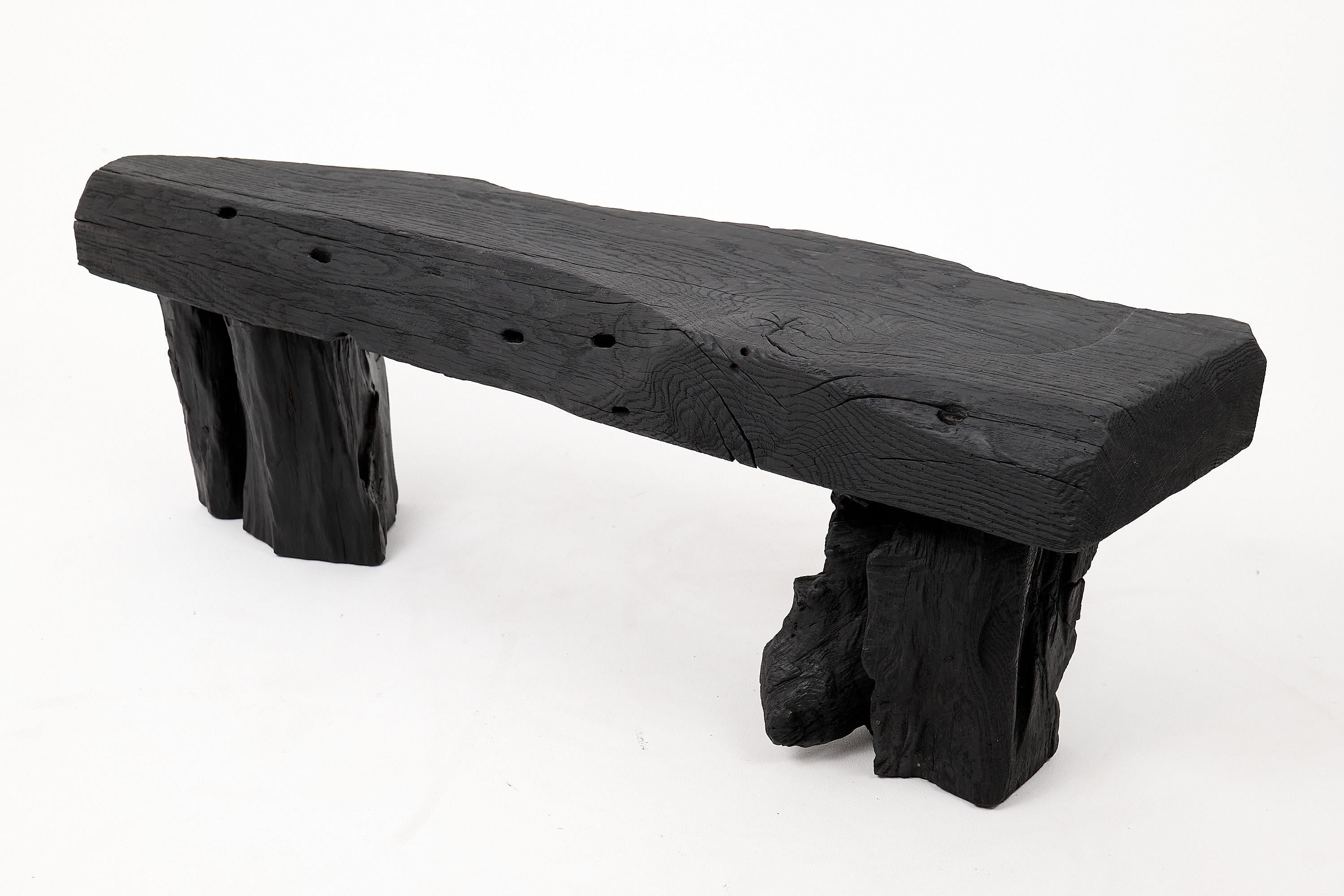 Schwarz gebranntes Holz, Brutalistische Bank, Outdoor & Indoor, Natürlich und umweltfreundlich (Kroatisch) im Angebot