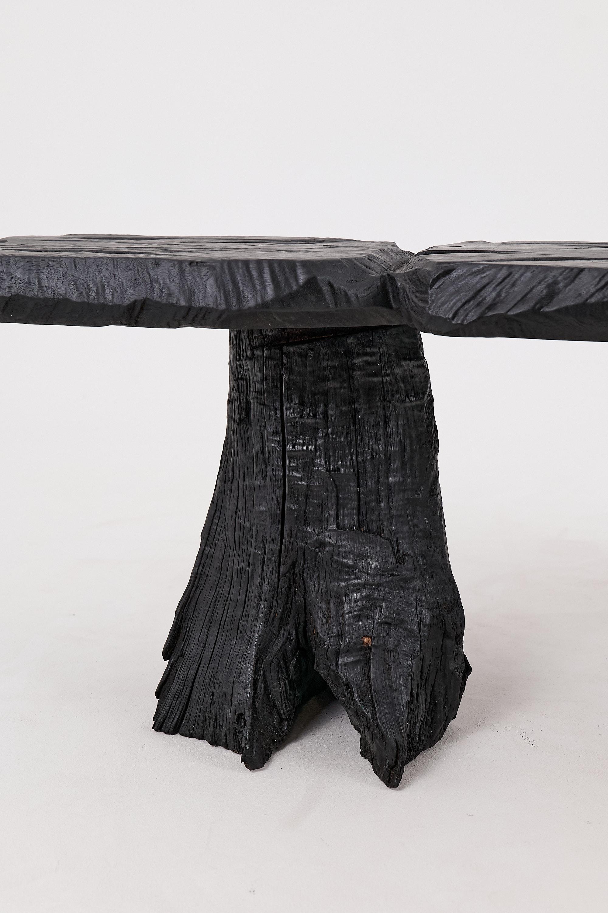 Schwarz gebranntes Holz, Brutalistische Bank, Outdoor & Indoor, Natürlich und umweltfreundlich (Kroatisch) im Angebot