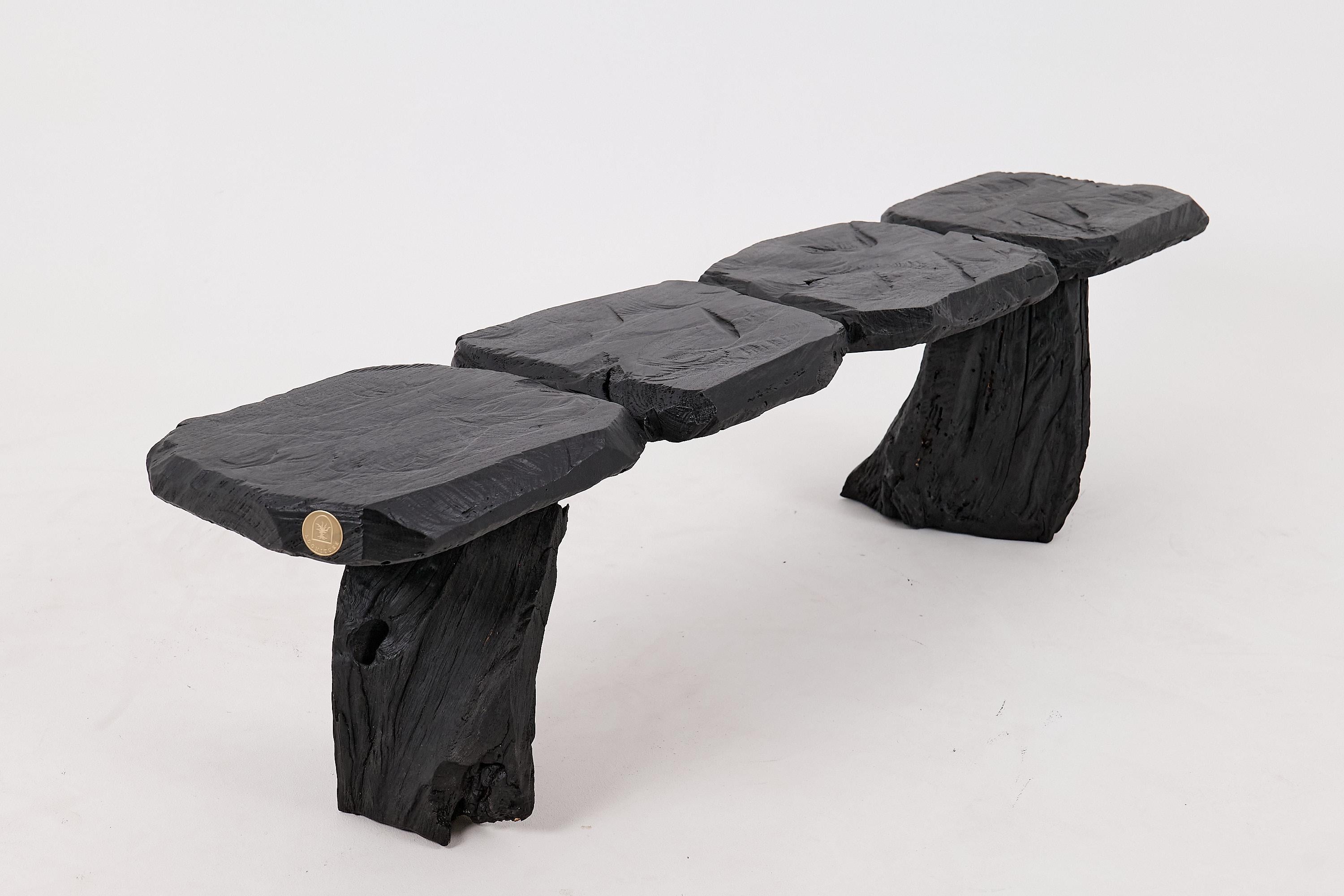Schwarz gebranntes Holz, Brutalistische Bank, Outdoor & Indoor, Natürlich und umweltfreundlich im Angebot 1