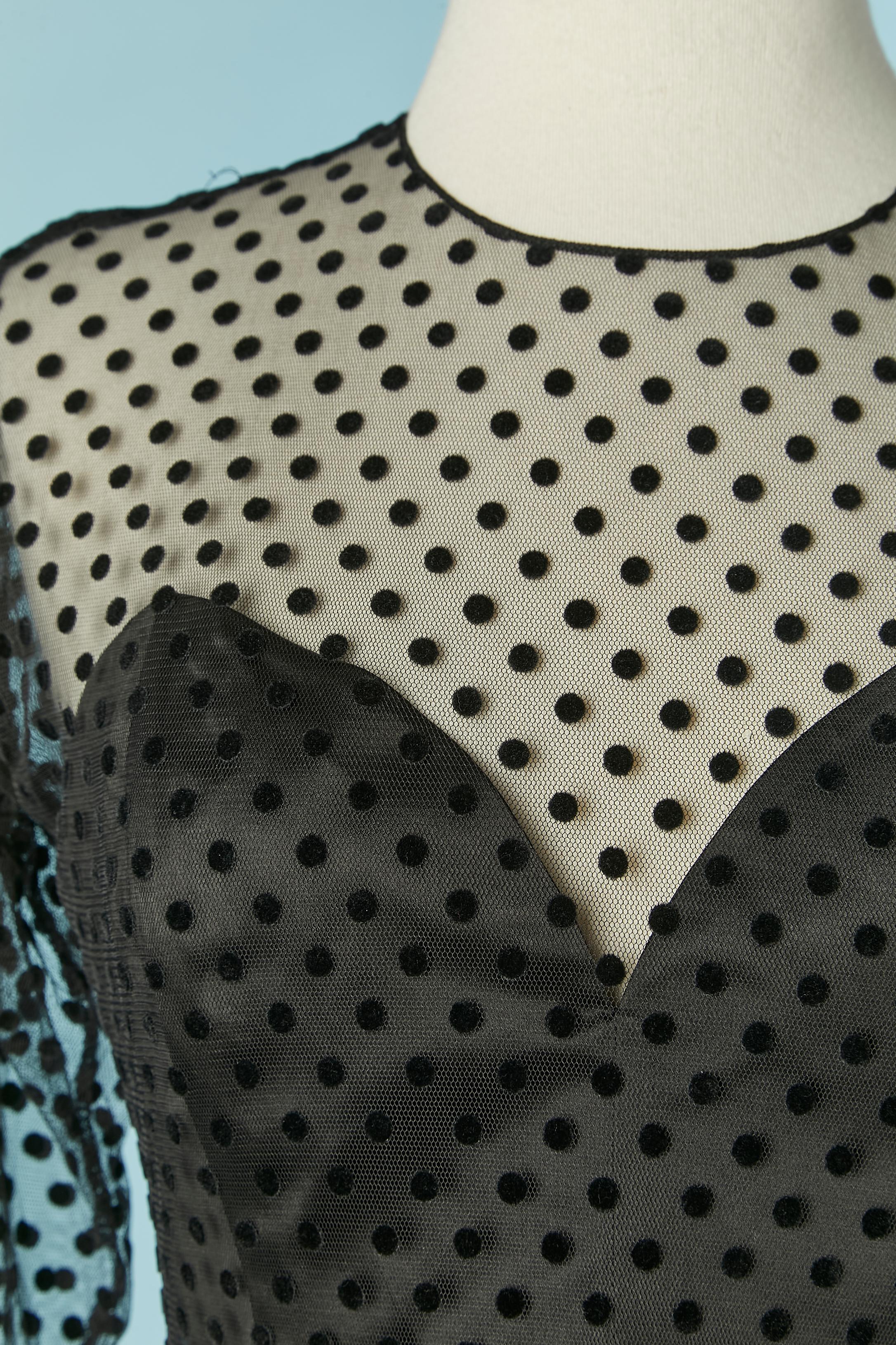 Schwarzes Bustier und Plumetis-Cocktailkleid aus Tüll. Schwarzes Bustierkleid aus Seidensatin mit Stäbchen. 
Seidenfutter. 
Reißverschluss in der hinteren Mitte. 
GRÖSSE 38 / M 