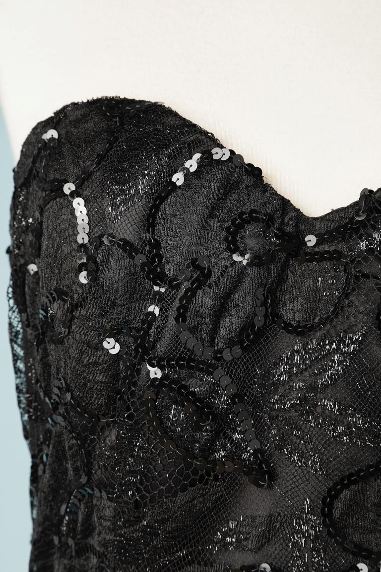Schwarzes Bustier-Cocktailkleid mit Paillettenstickerei auf Spitzenbasis und Taftrüschen.
Größe M 