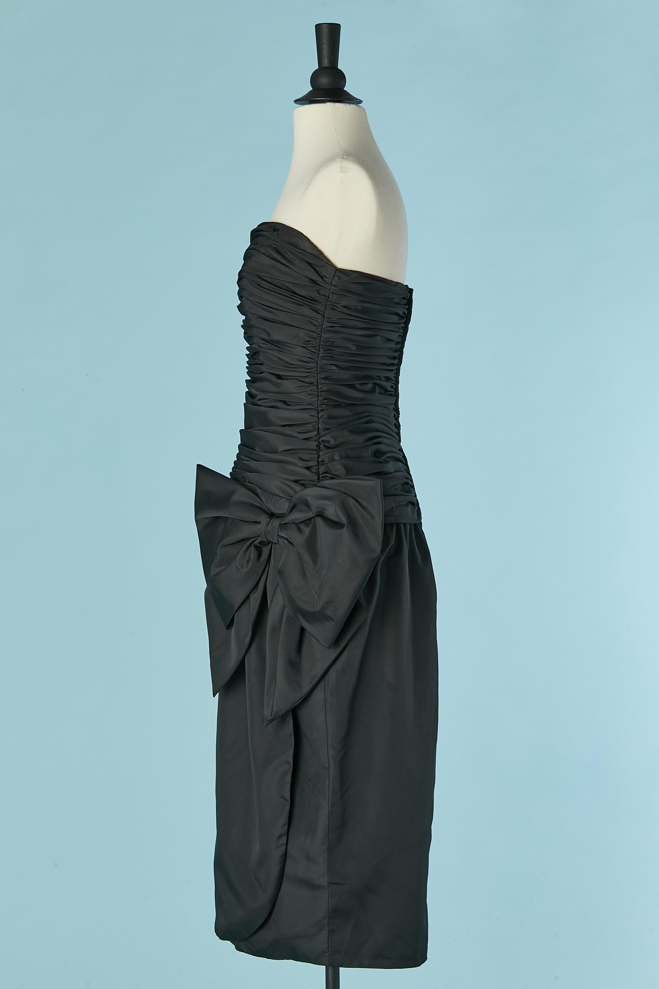 Vestido de cóctel bustier negro drapeado en el busto CD de Christian Dior Circa 1980 en Excelente estado para la venta en Saint-Ouen-Sur-Seine, FR