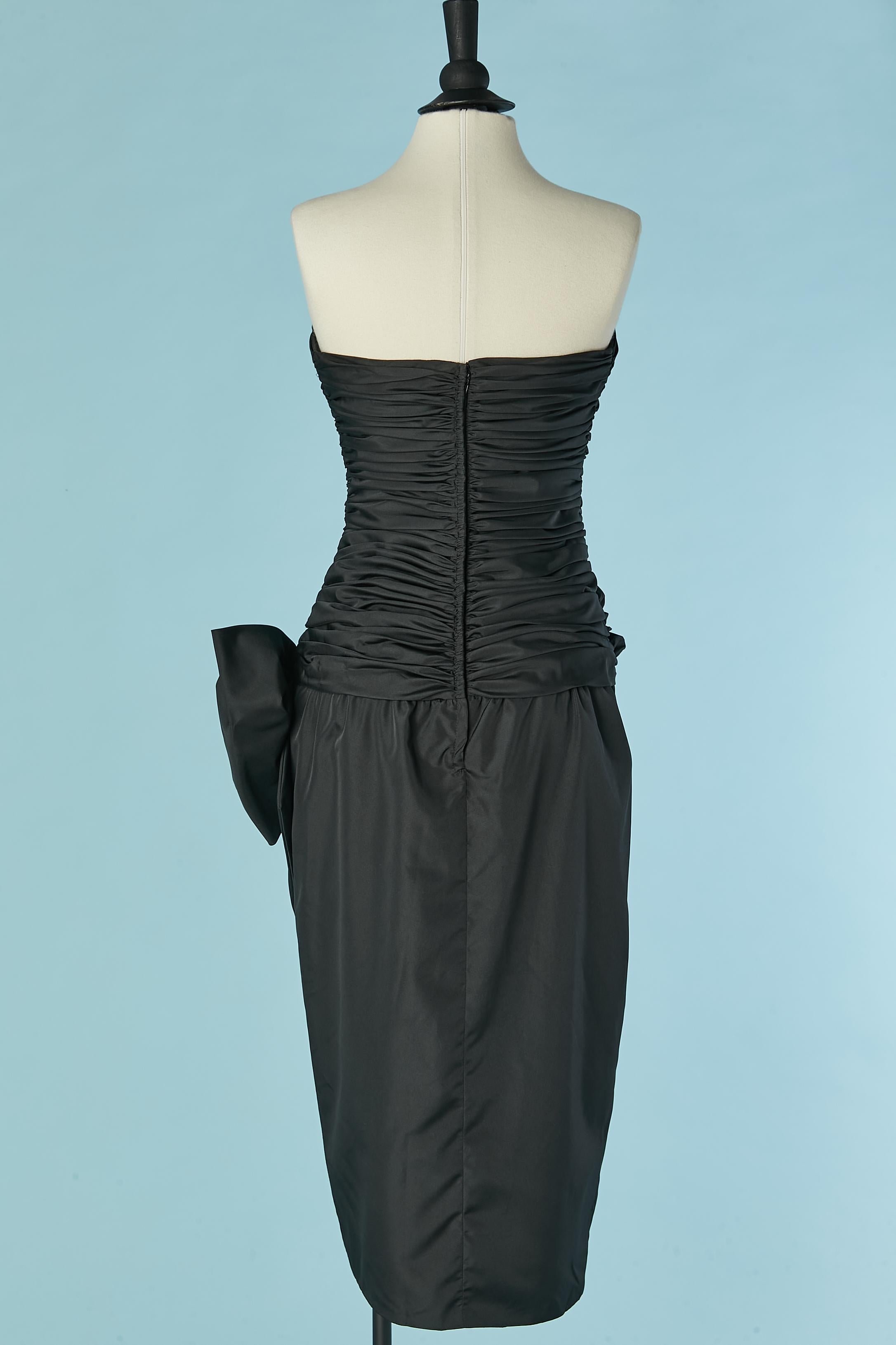 De las mujeres Vestido de cóctel bustier negro drapeado en el busto CD de Christian Dior Circa 1980 en venta