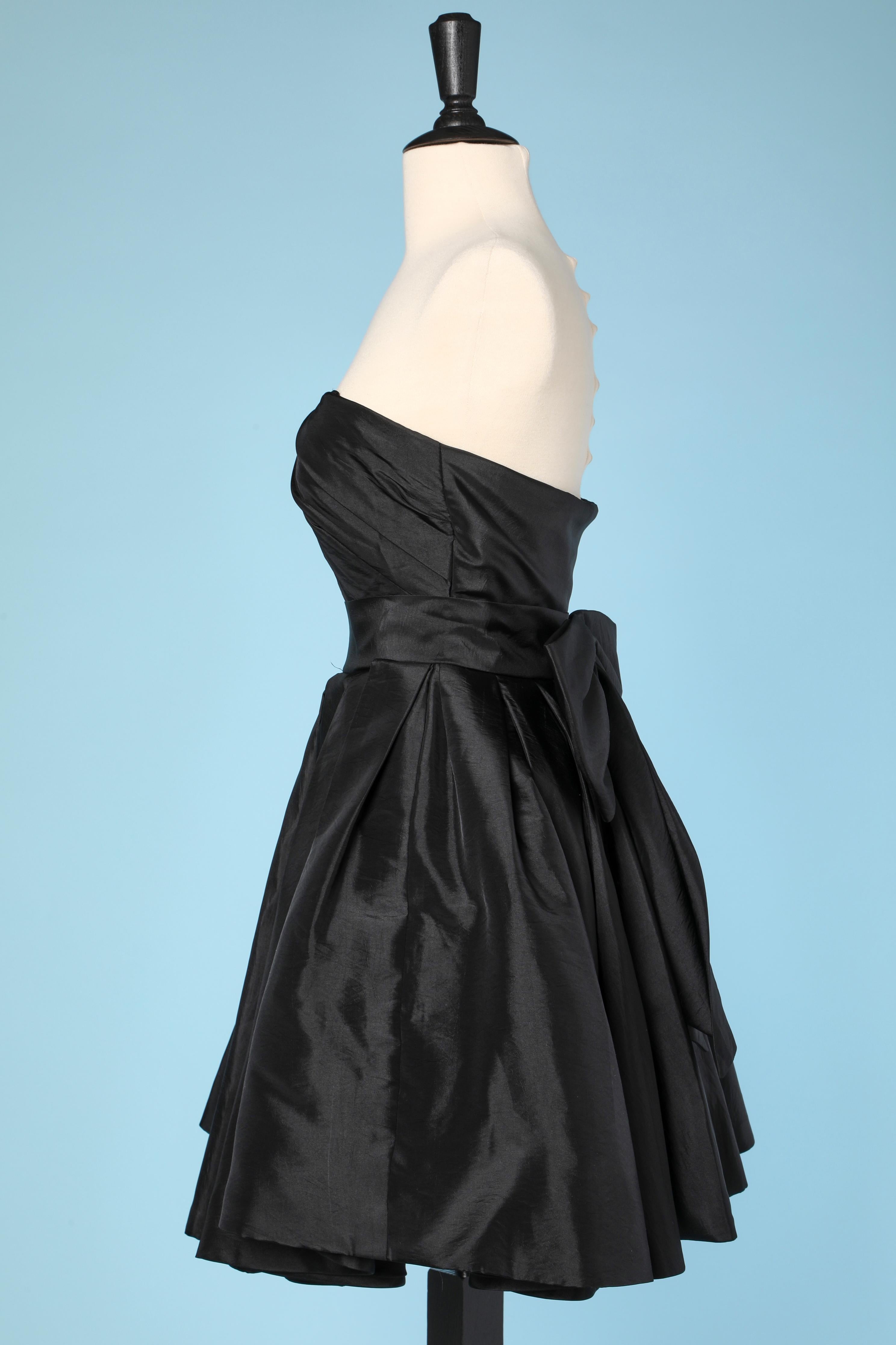 Noir Robe de cocktail bustier noire en faille avec nœud à l'arrière, circa 1980 en vente