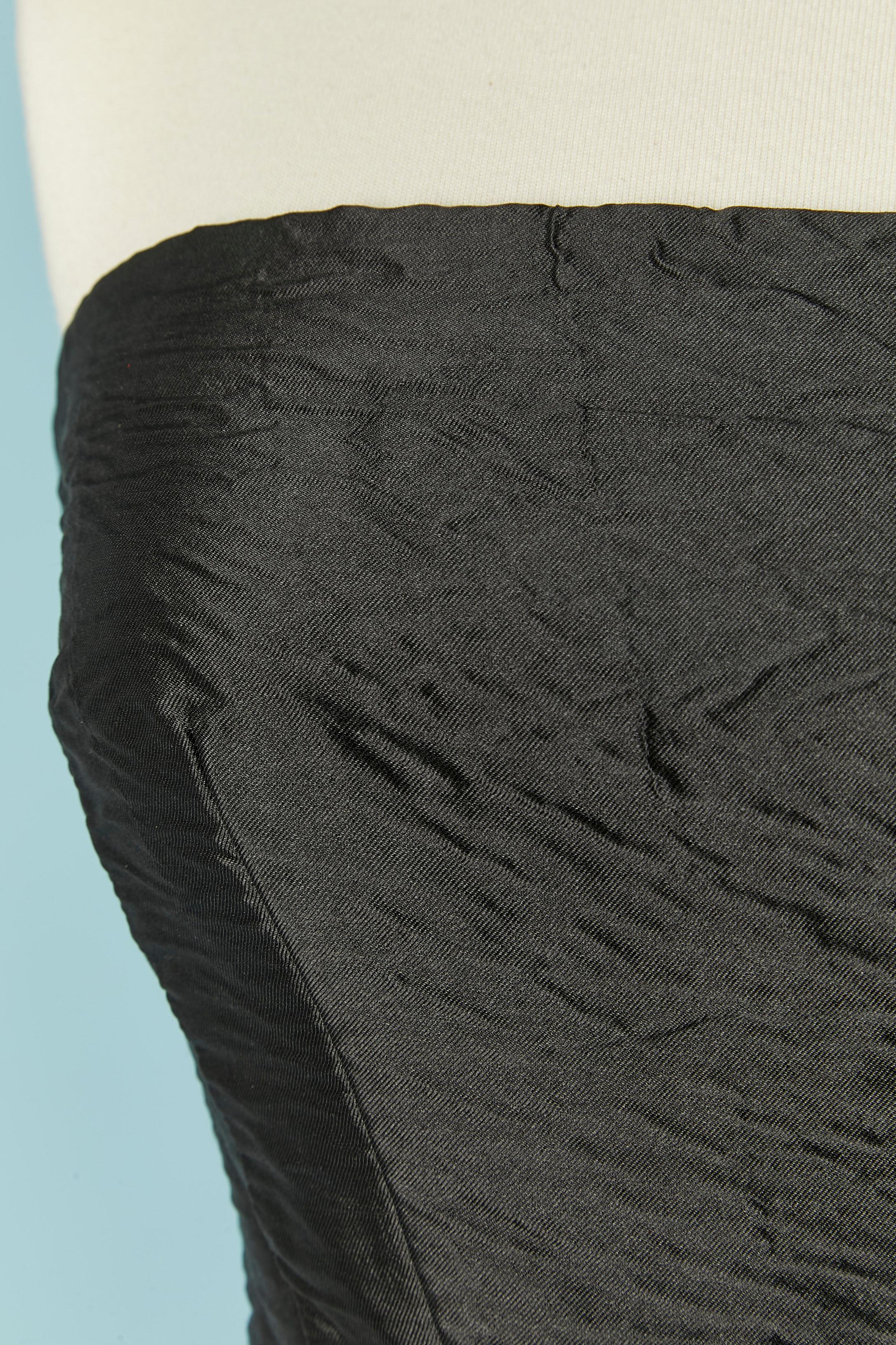 Black bustier cocktail dress with bow on the middle front on the waist. Main fabric composition with wrinkle effect : 55% wool, 45% silk. No fabric composition tag for the lining but it's probably silk. Boned. Gros-grain belt inside the wist with