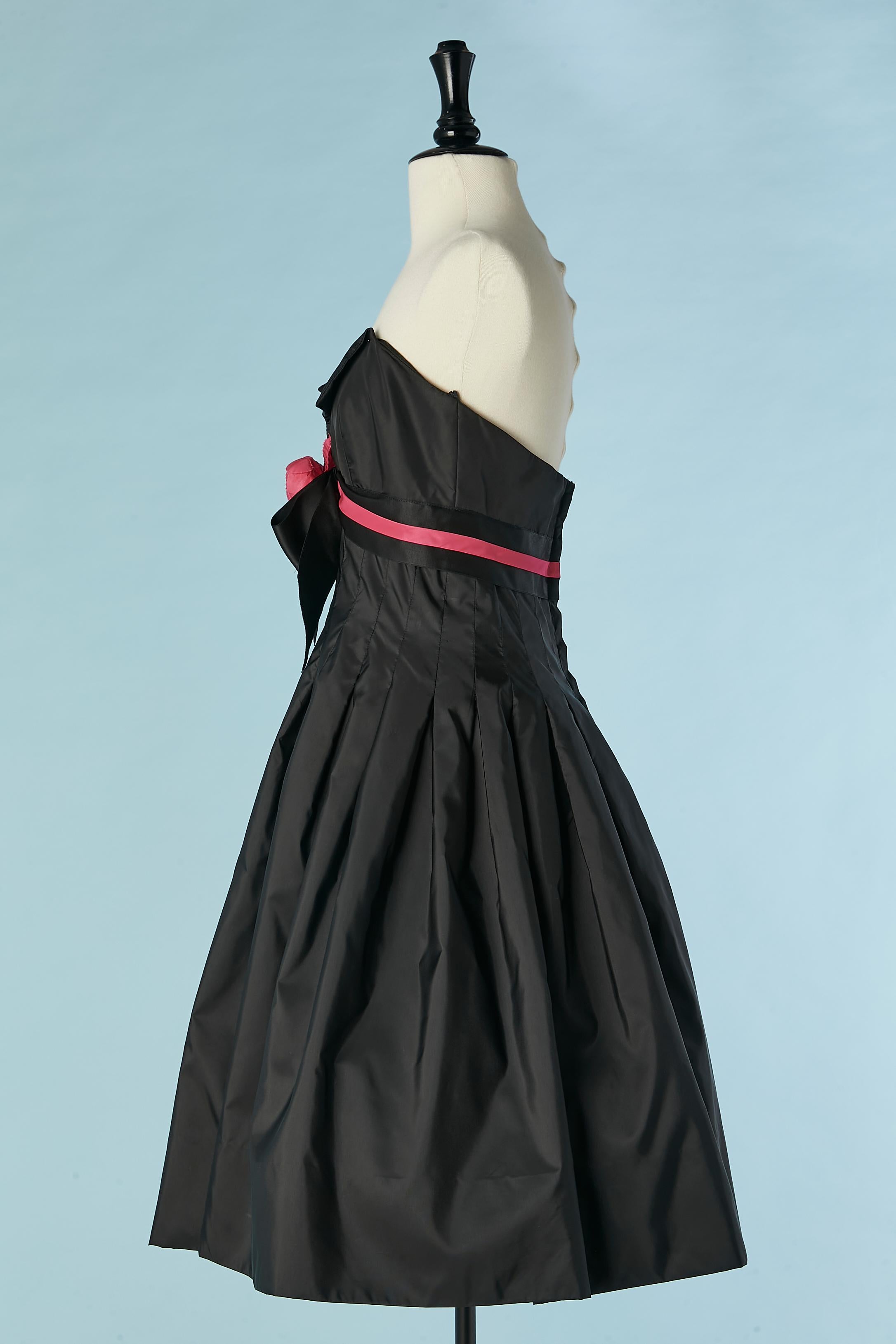 Black bustier cocktail dress with fabric roses embellishment VICTOR COSTA In Excellent Condition For Sale In Saint-Ouen-Sur-Seine, FR