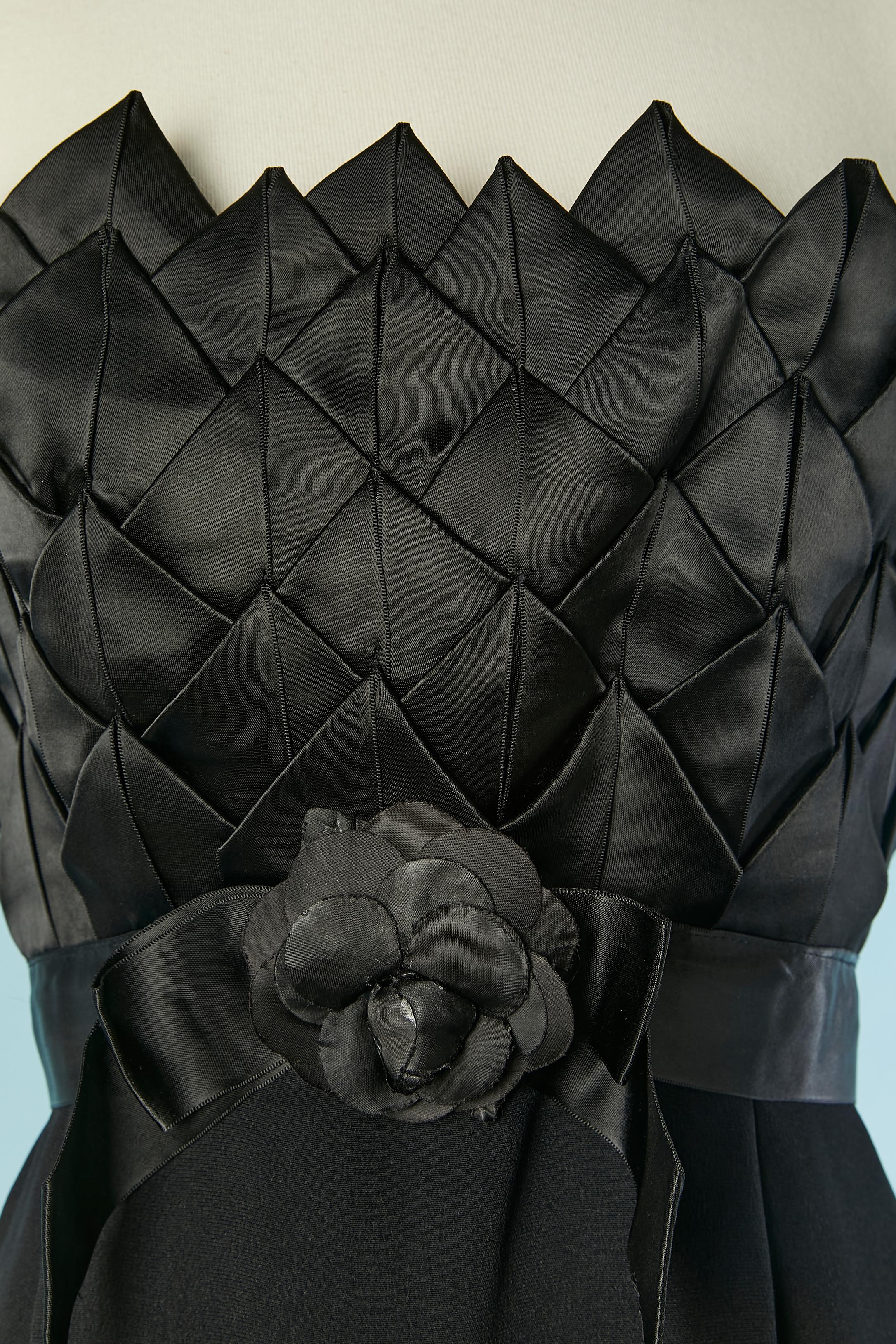 Black bustier cocktail dress with pleats . Fabric composition: 100% polyester. Boned bustier inside . Zip and hook&eye closure on the middle back. Satin belt with bow and fabric flower on.
SIZE 8 US / M