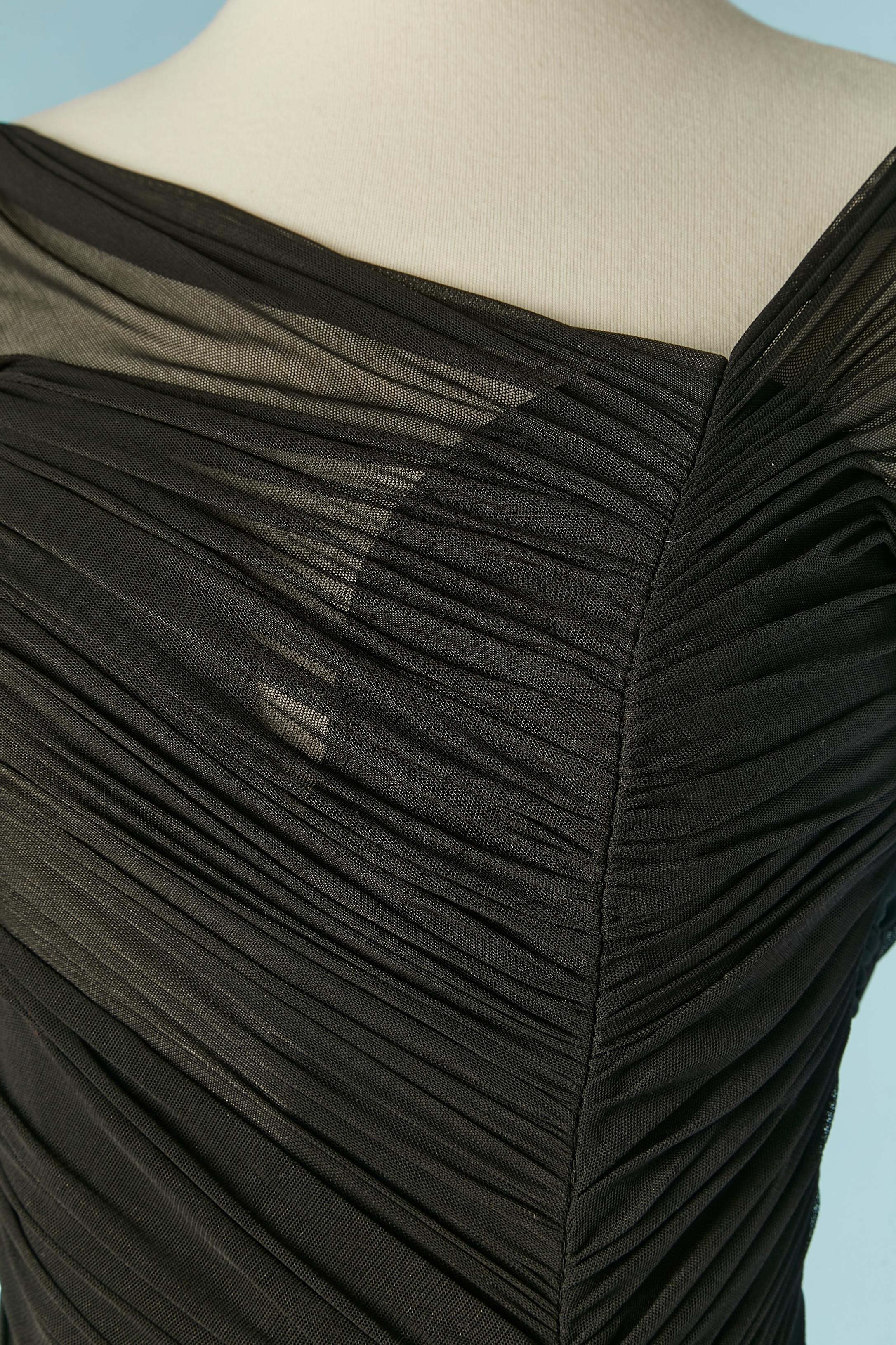 Bustier nero da sera con tulle elasticizzato drappeggiato e trasparente. Disossato . Chiusura invisibile con zip e gancio sulla parte centrale della schiena. 
Spaccato sul davanti, lunghezza = 75cm
TAGLIA L 