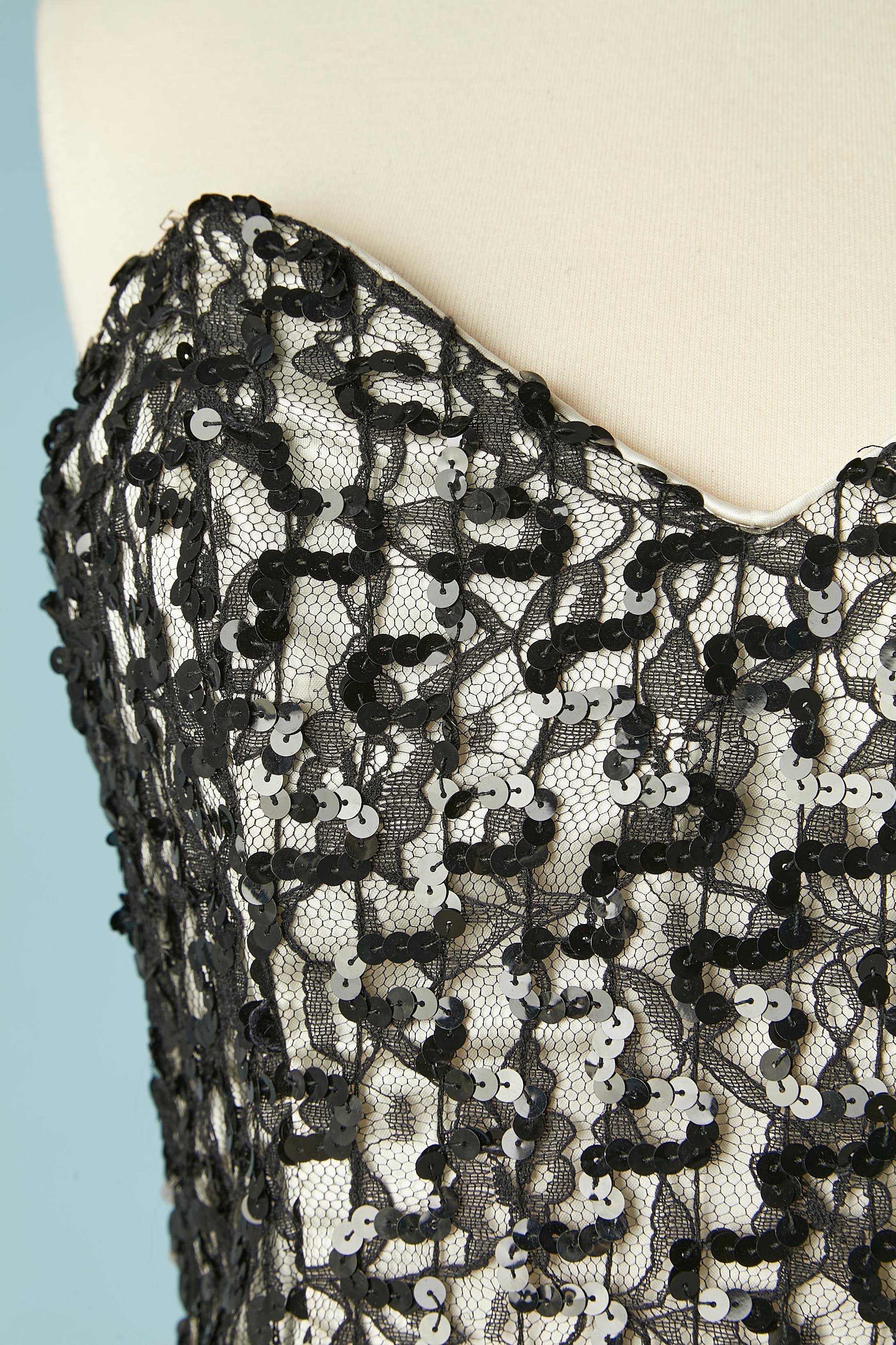 Black bustier lace and feather cocktail dress. Fabric composition: acetate.
Zip closure on the middle back.