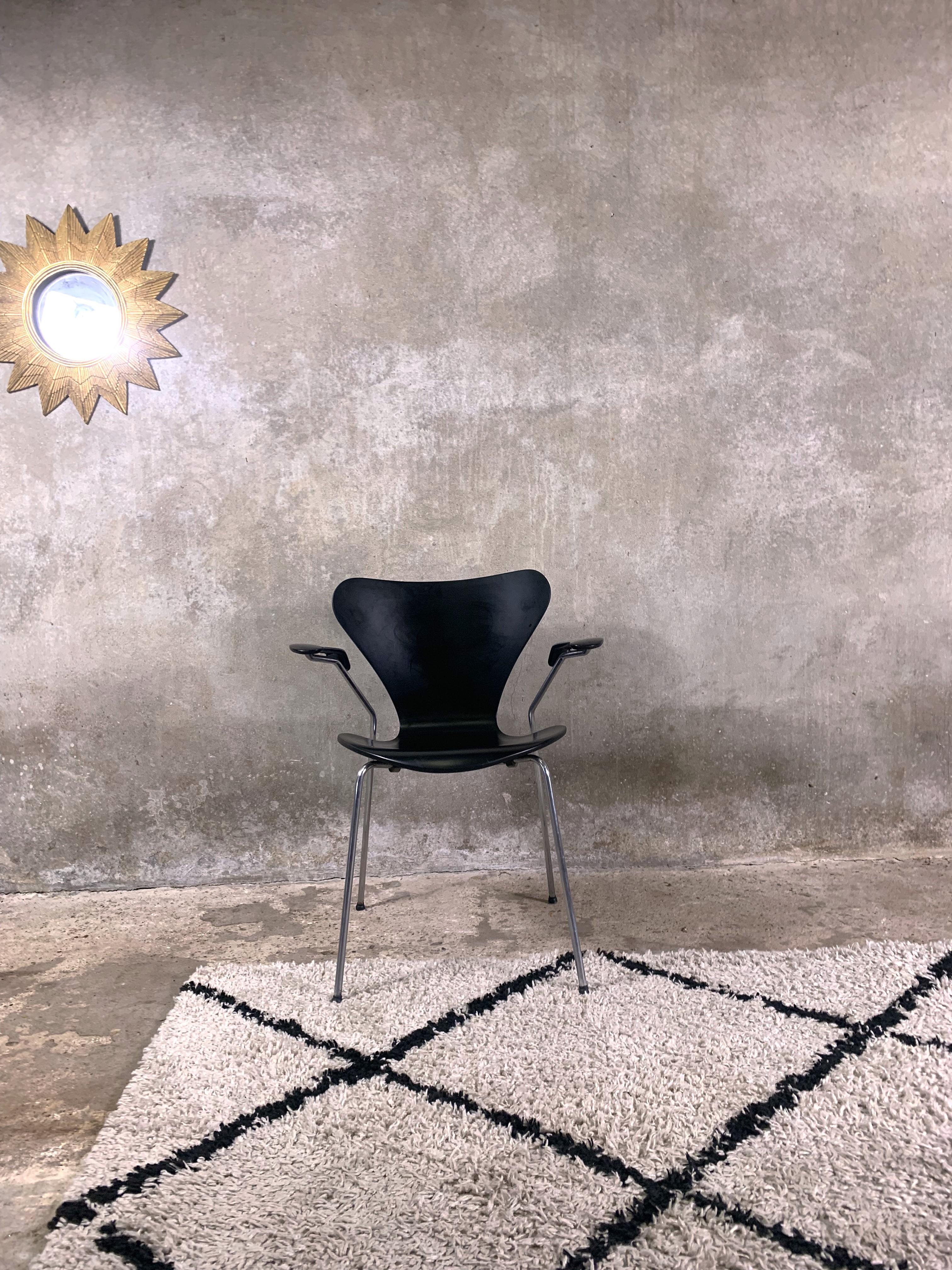 Black Butterfly chair with armrests by Arne Jacobsen for Fritz Hansen , Series 7 Chair, now known as the Butterfly chair, This serie was designed in 1955 and remains one of the most recognizable design projects of all time.
This is the model with