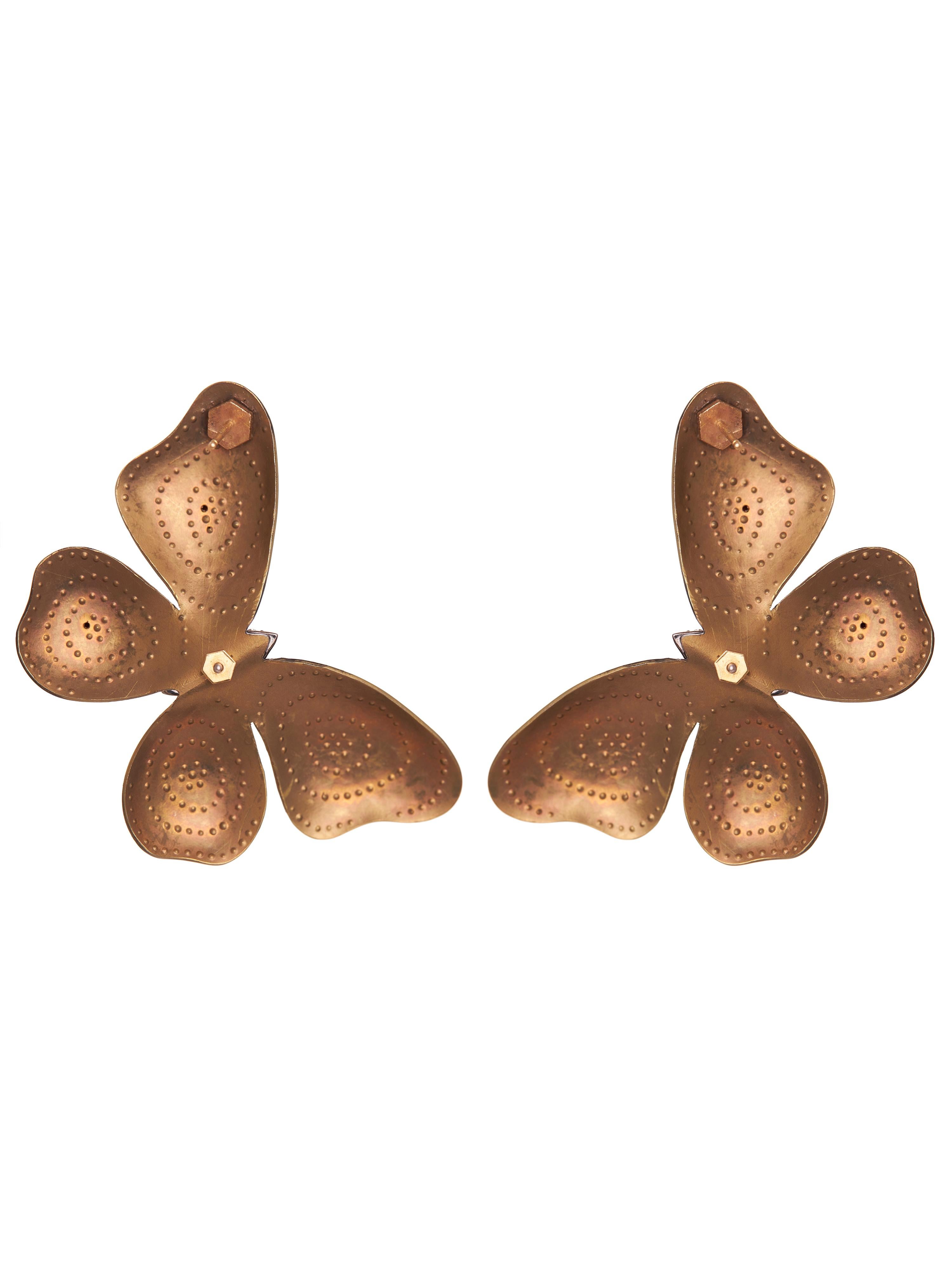 Gli orecchini Black Butterfly fondono senza sforzo la raffinatezza con un tocco di bizzarria, rendendoli un'aggiunta straordinaria a qualsiasi collezione di gioielli. Realizzati con una lussuosa combinazione di oro 18KT e titanio, questi orecchini