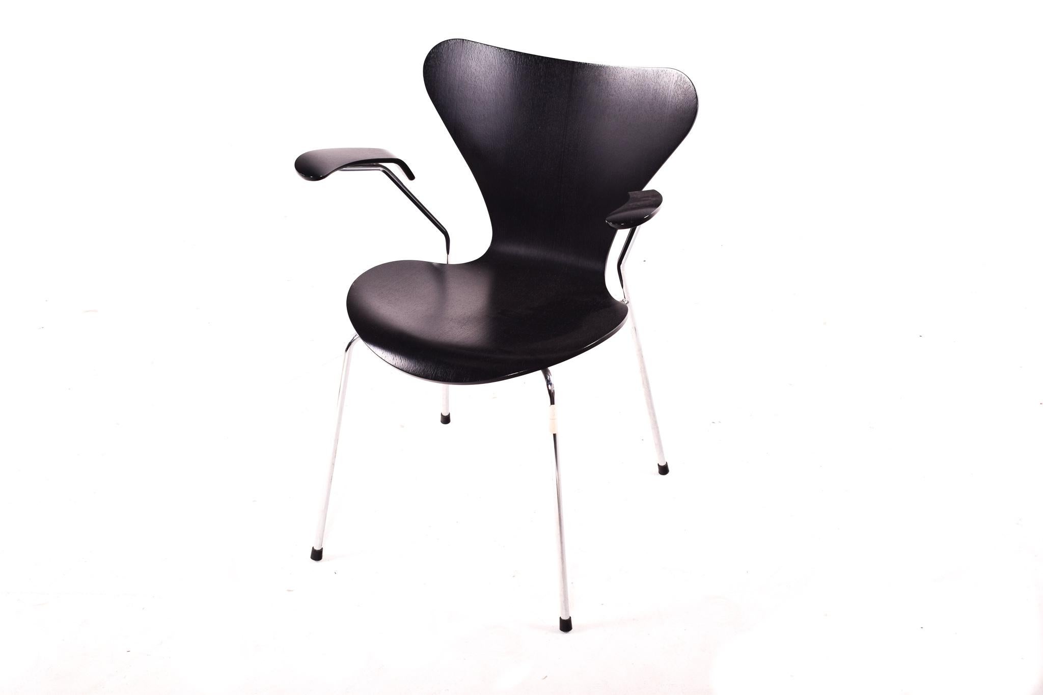 Black series 7 armchair, Arne Jacobsen design, plywood lacquered in black, produced by Fritz Hansen. Metal structure, seat, armrests and back are made of molded plywood. It's signed underside of the seat.