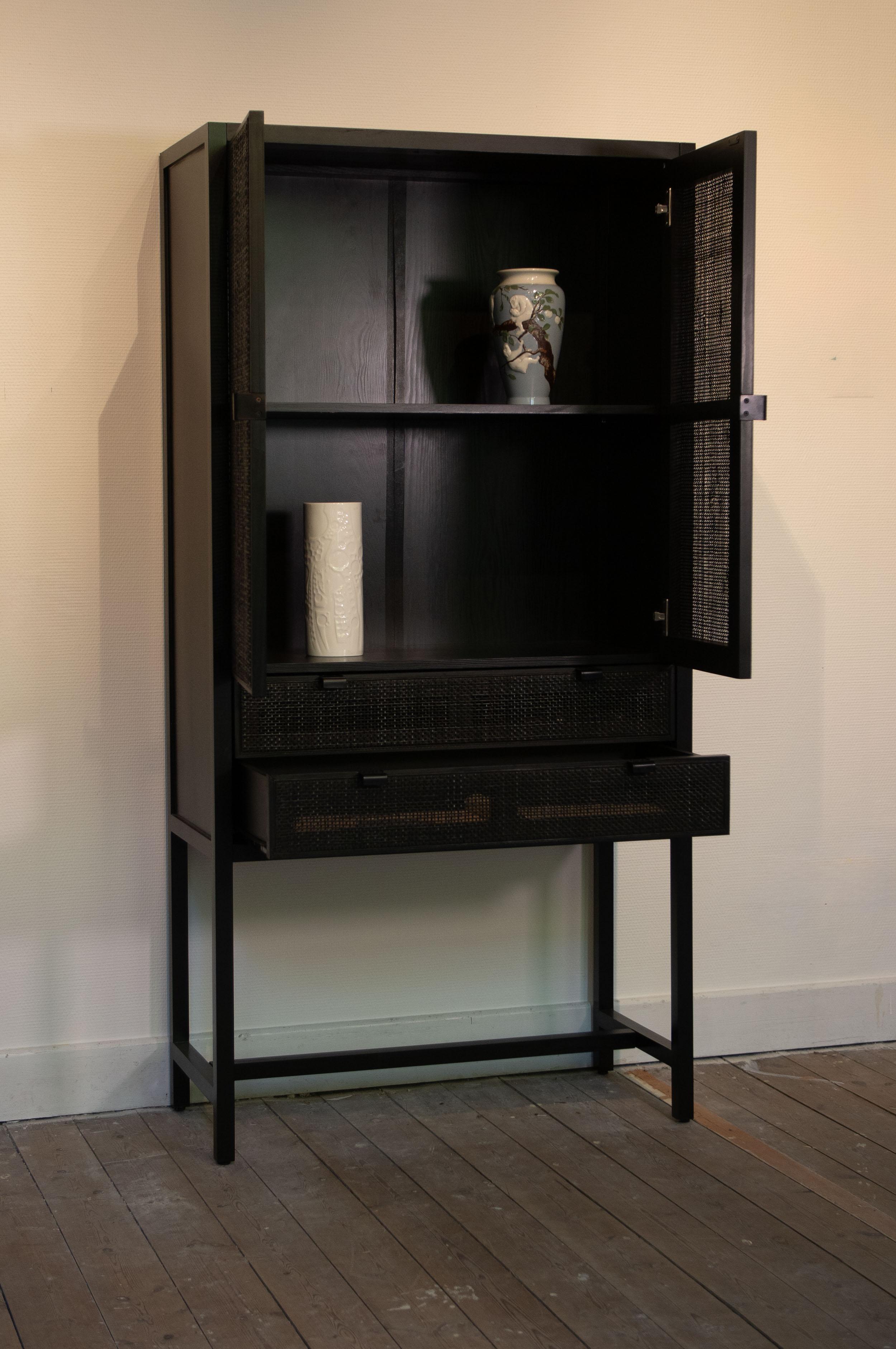 Mobile nero in Wood e rattan, con 2 ante e 2 cassetti. 