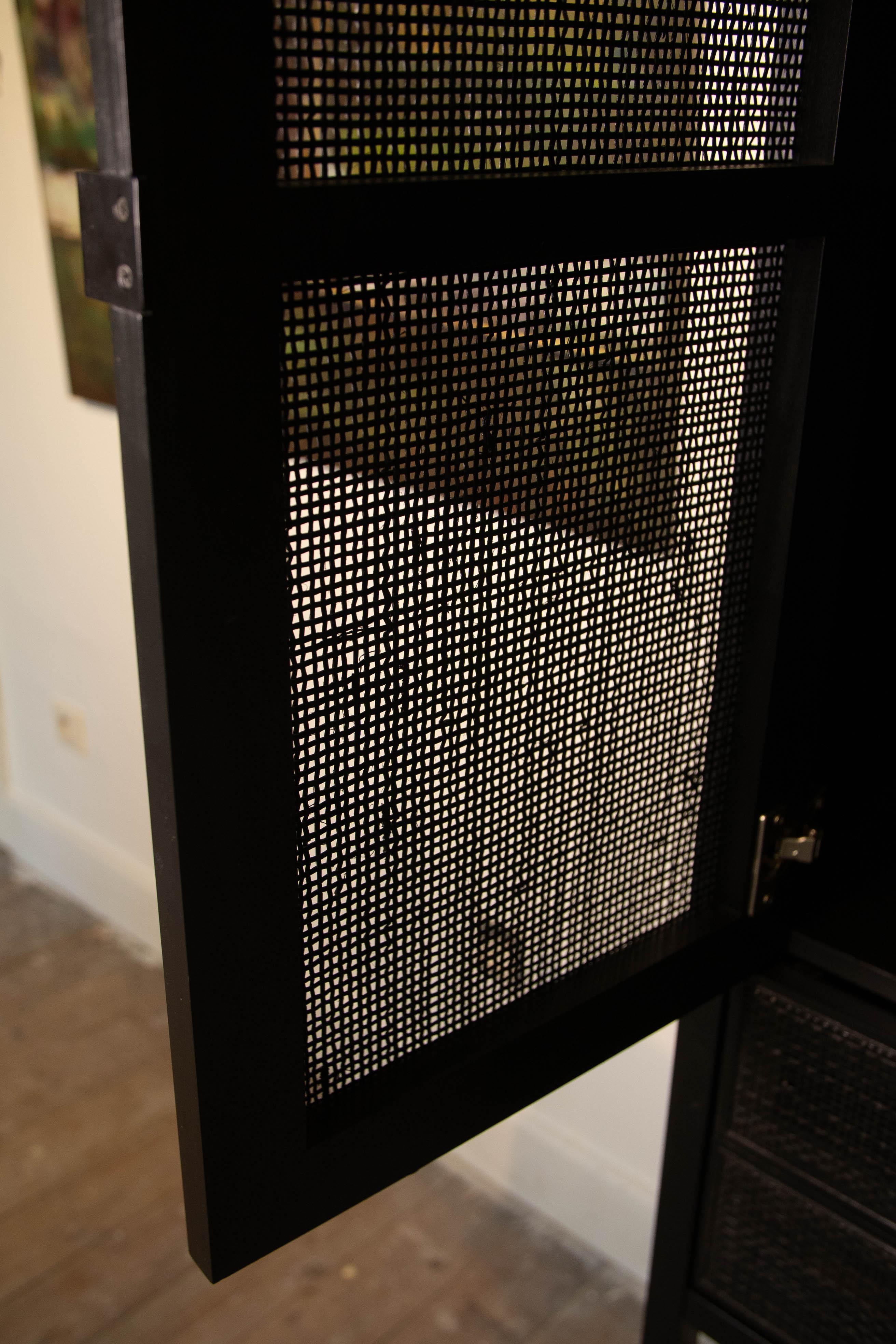 Armadietto nero in Wood e rattan in vendita 1
