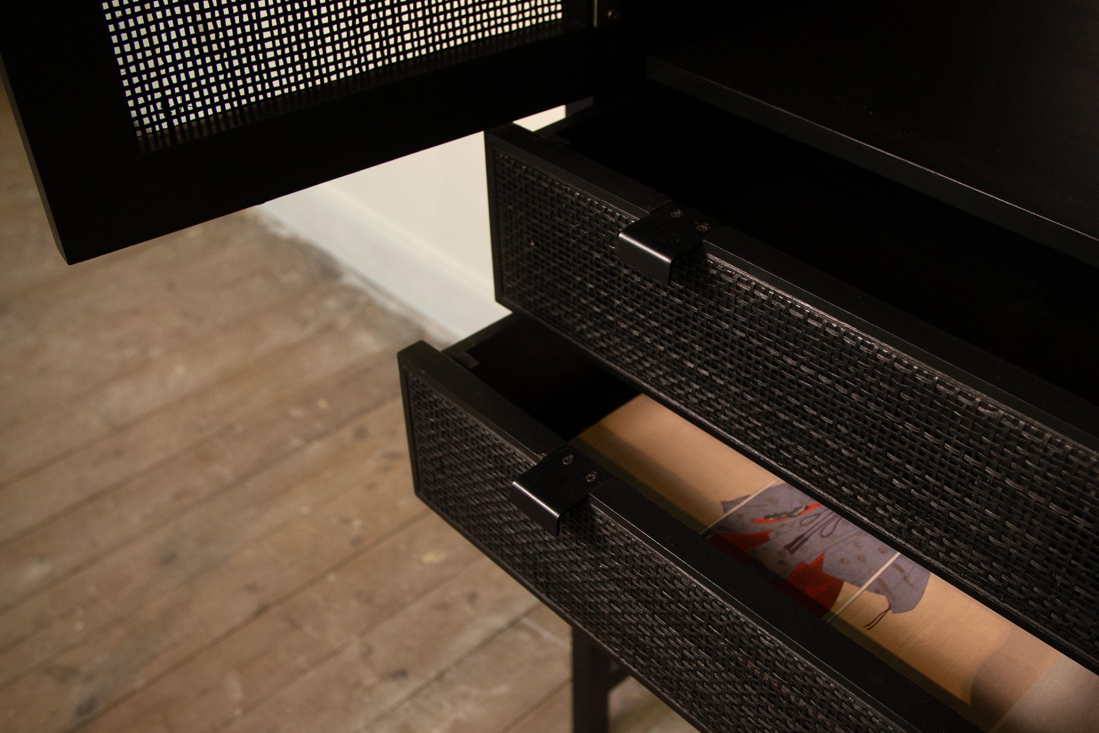 Armadietto nero in Wood e rattan in vendita 2
