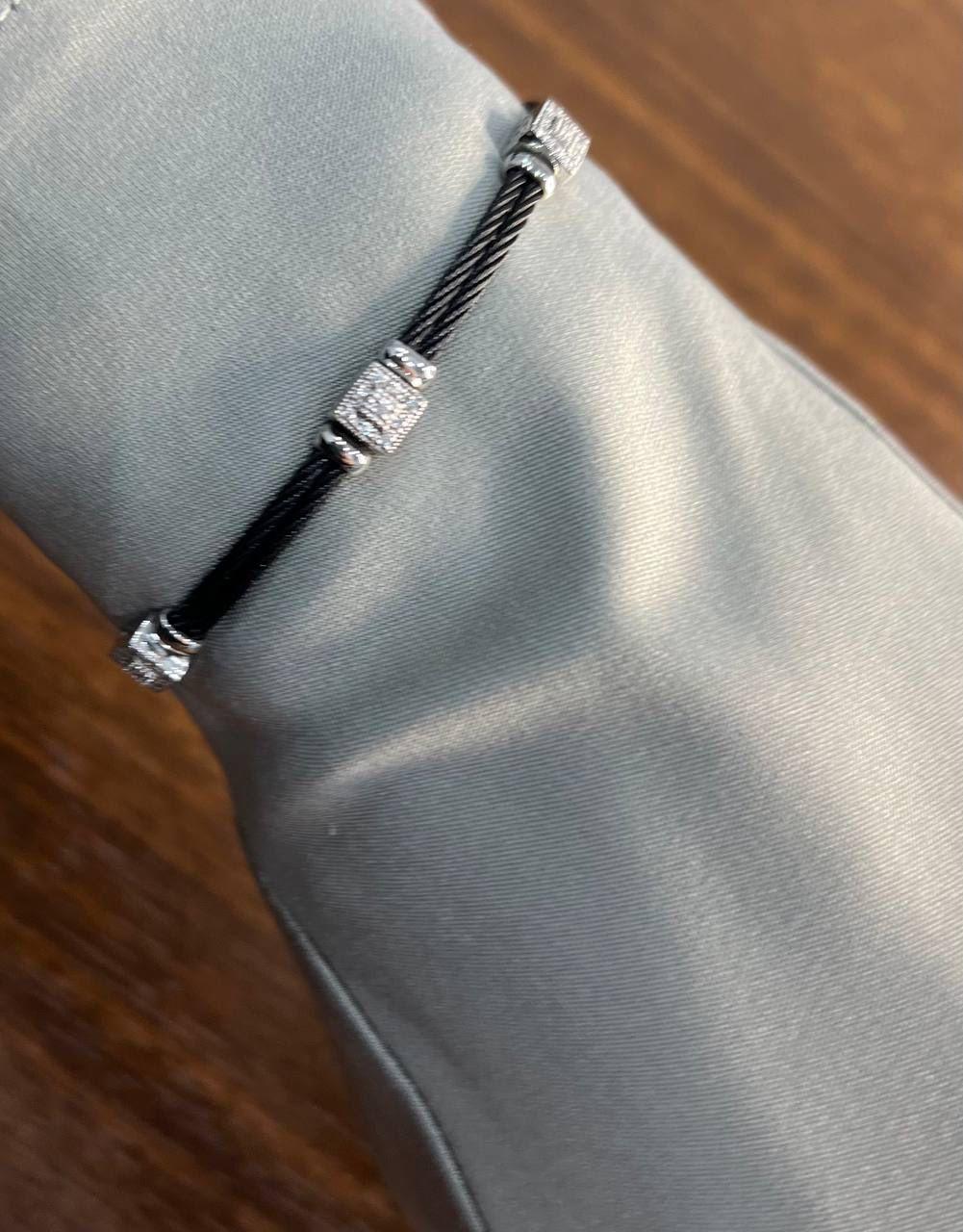 Elaborado con un elegante cordón de acero negro, presenta cinco cuentas geométricas de oro blanco de 18 quilates con diamantes de 0,23 quilates de calidad G/VS, cada una con intrincados detalles.
