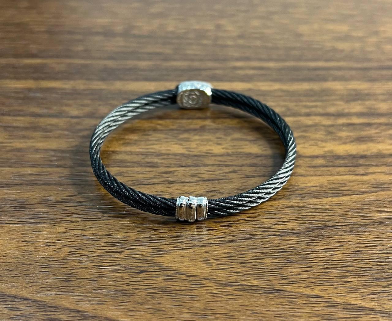 Il bracciale a filo con diamanti è una moderna dichiarazione di eleganza.

Questo pezzo sorprendente è caratterizzato da un design a doppio filo, evidenziato da una chiusura centrale tempestata di diamanti.

Realizzata con attenzione ai dettagli, la