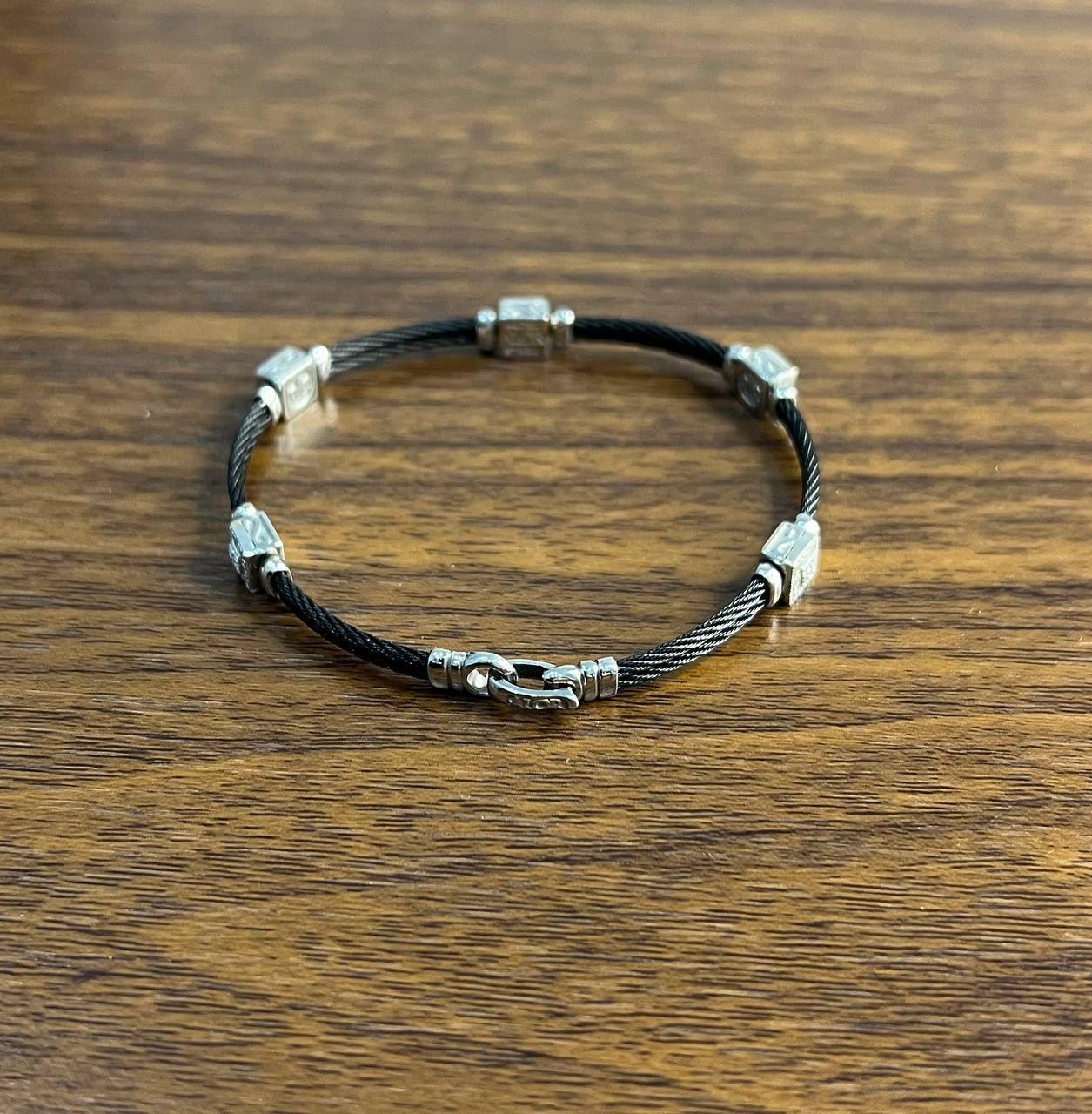 Pulsera trenzada con filigrana de diamantes en oro blanco de 18 quilates The Row negra Moderno en venta