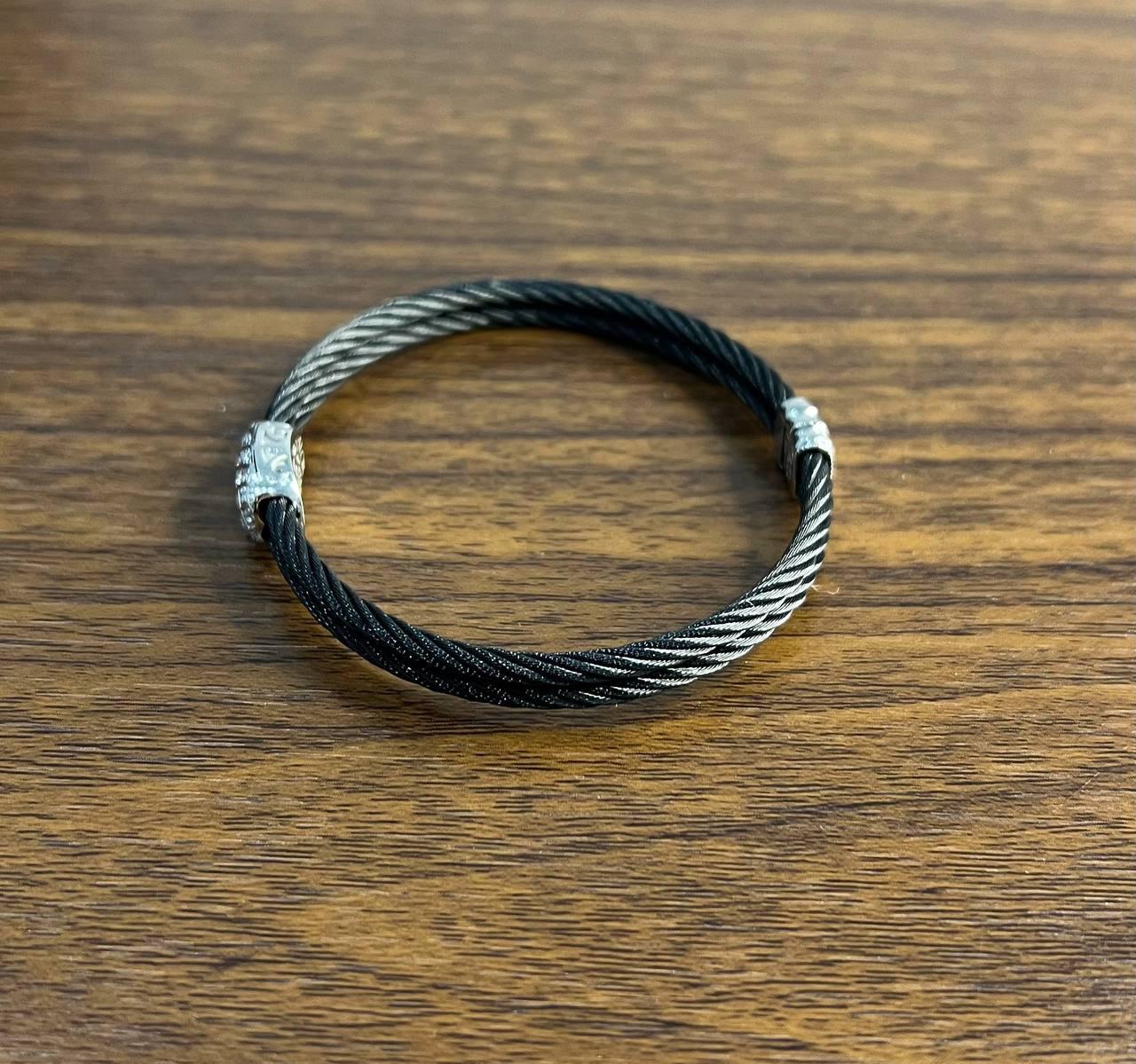 Contemporaneo Bracciale nero a cavo con diamanti in oro bianco 18 carati con filigrana e dichiarazione a torsione in vendita