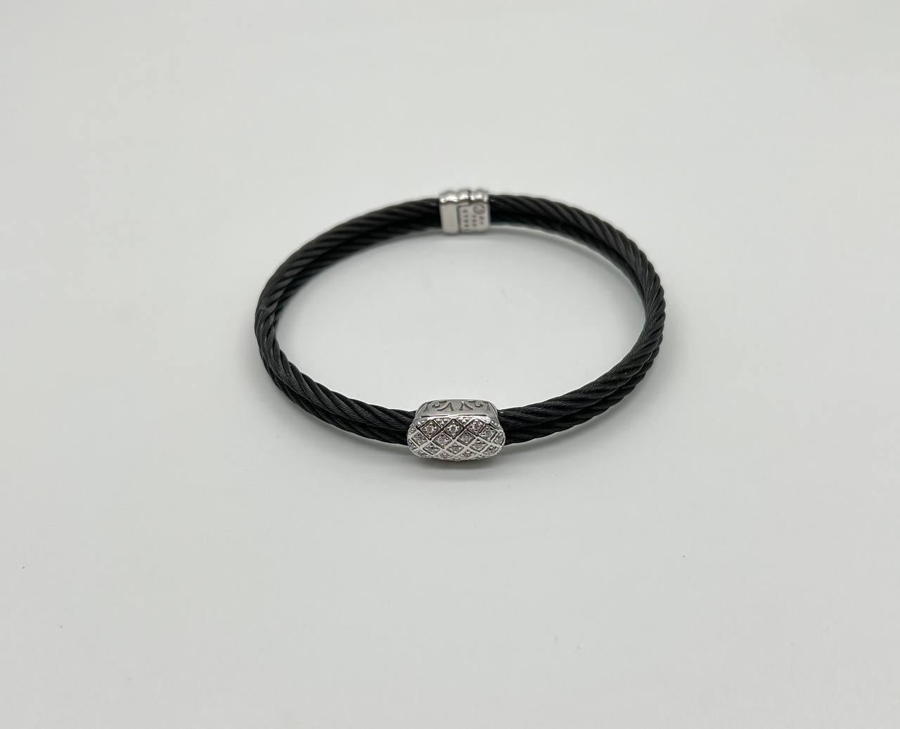 Taglio misto Bracciale nero a cavo con diamanti in oro bianco 18 carati con filigrana e dichiarazione a torsione in vendita