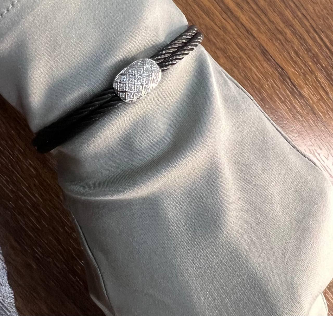 Bracciale nero a cavo con diamanti in oro bianco 18 carati con filigrana e dichiarazione a torsione in vendita 2