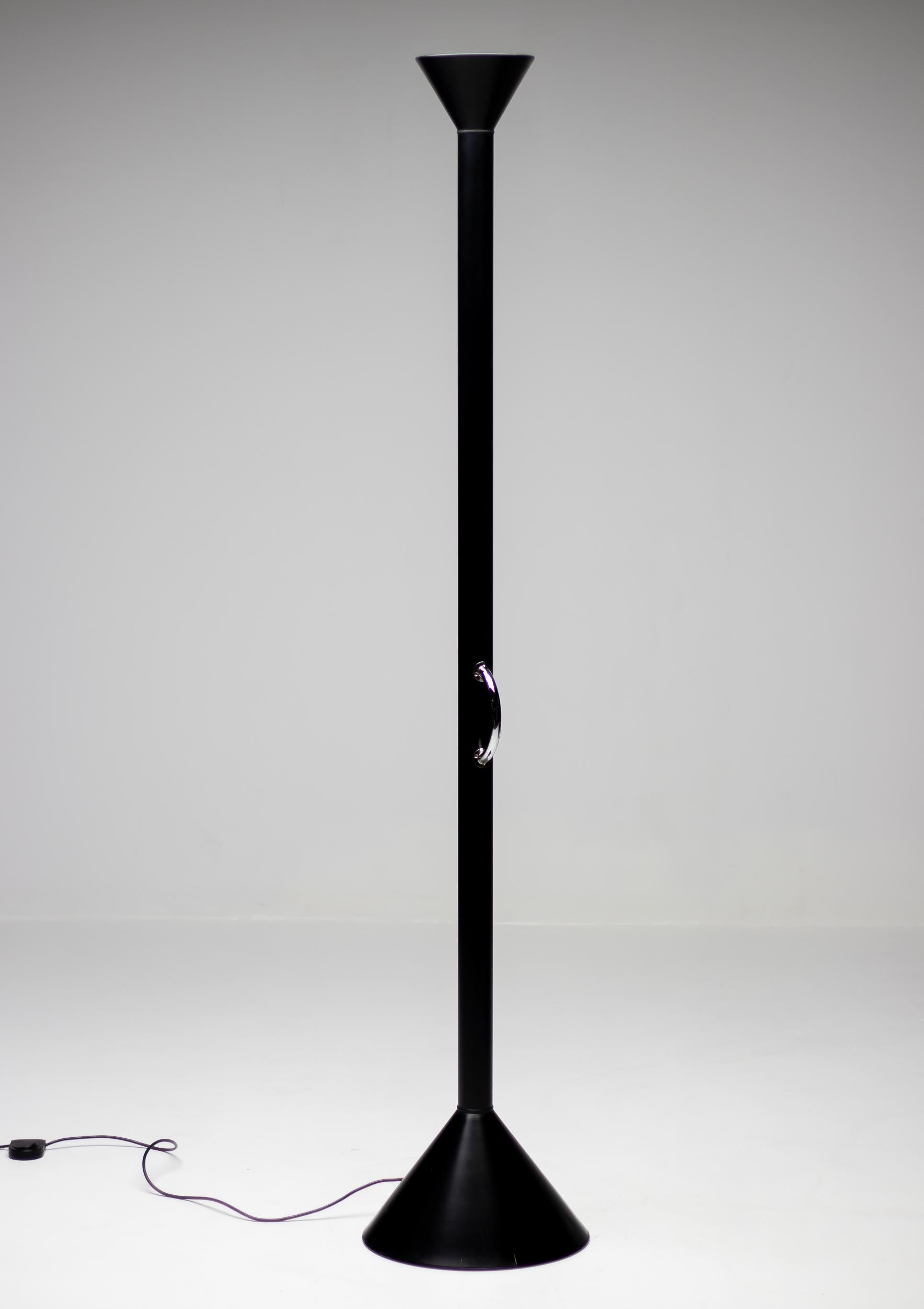 Édition limitée du lampadaire Callimaco d'Ettore Sottsass en noir.
Callimaco a été conçu par Ettore Sottsass pour Artemide en 1982 et est devenu une véritable icône des années 1980.
La lampe est dépourvue de tout élément superflu et se limite à une