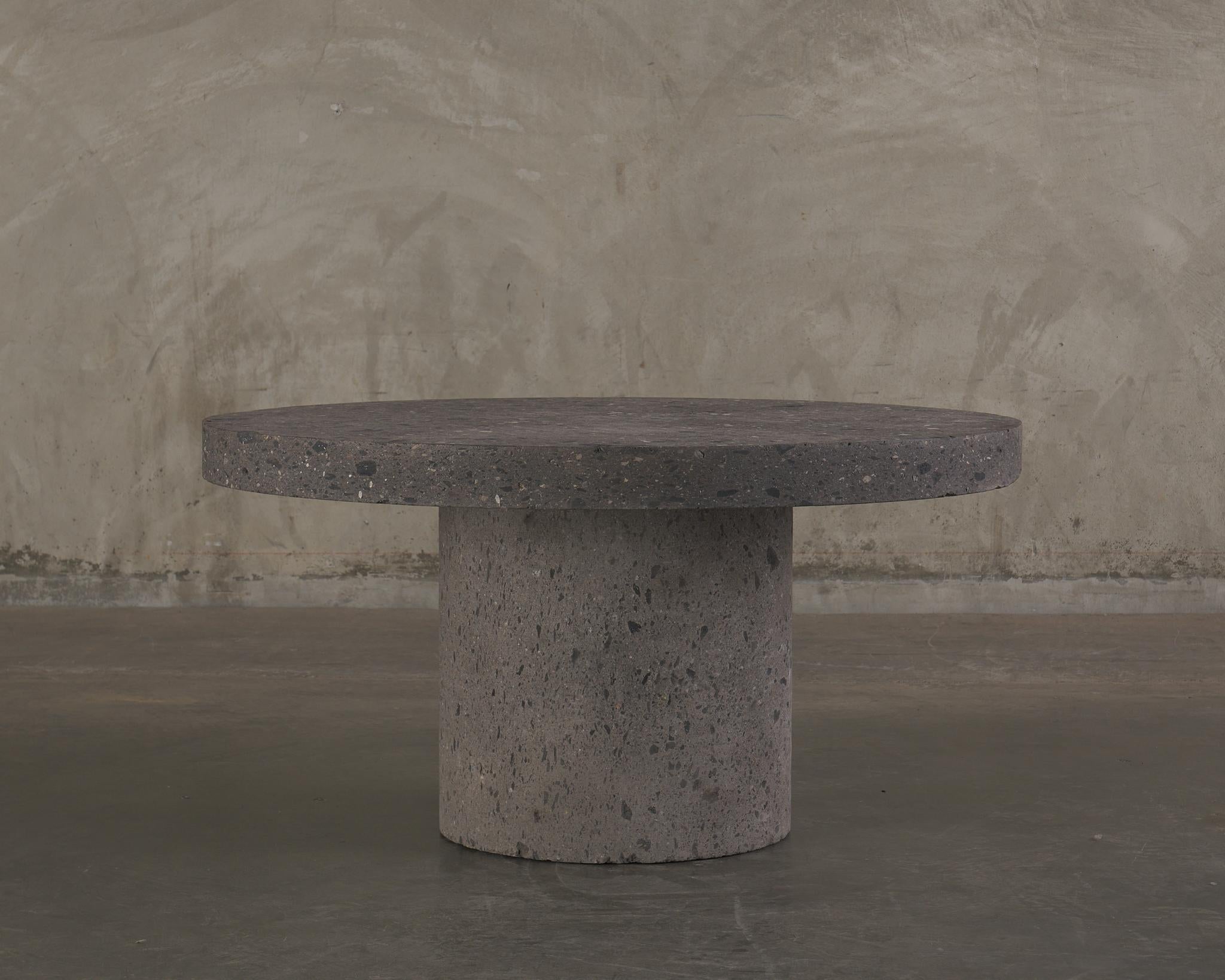 Table polyvalente parfaite pour l'intérieur et l'extérieur.