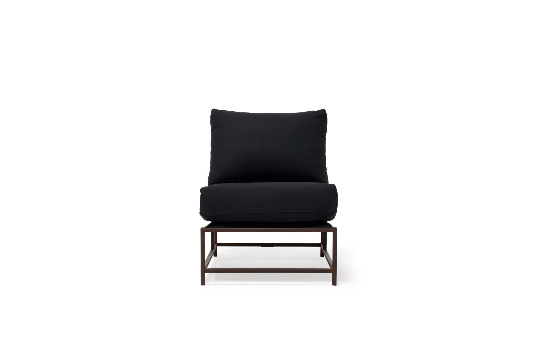 Der elegante und raffinierte Stuhl aus der Inheritance Collection von Stephen Kenn ist eine großartige Ergänzung für fast jeden Raum.

Diese Variante ist mit natürlichem Segeltuch gepolstert. Die Schaumstoff-Sitzkissen sind mit Polyfaser ummantelt