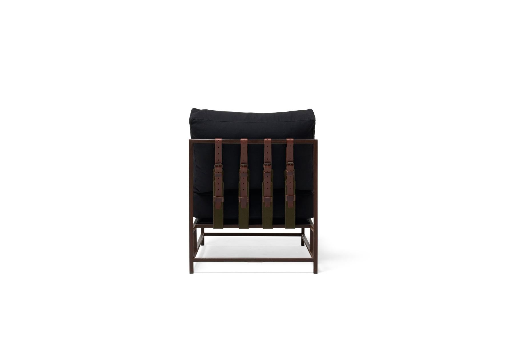 Stuhl aus schwarzem Segeltuch und marmoriertem Rost im Zustand „Neu“ im Angebot in Los Angeles, CA