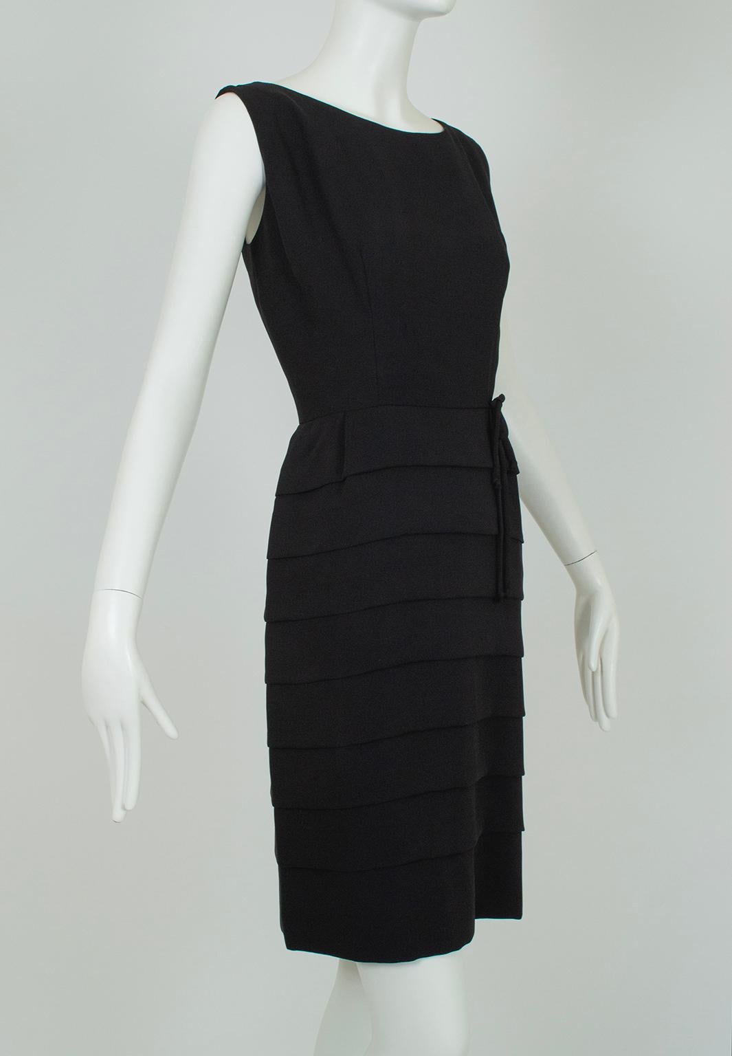 Cette robe de cocktail sur mesure a été clairement conçue en pensant aux jupes à étages de Roberto Capucci. Ce fourreau pratique est une version moins formelle des robes de soirée du créateur et ressemble à ce qu'Audrey Hepburn aurait pu porter dans