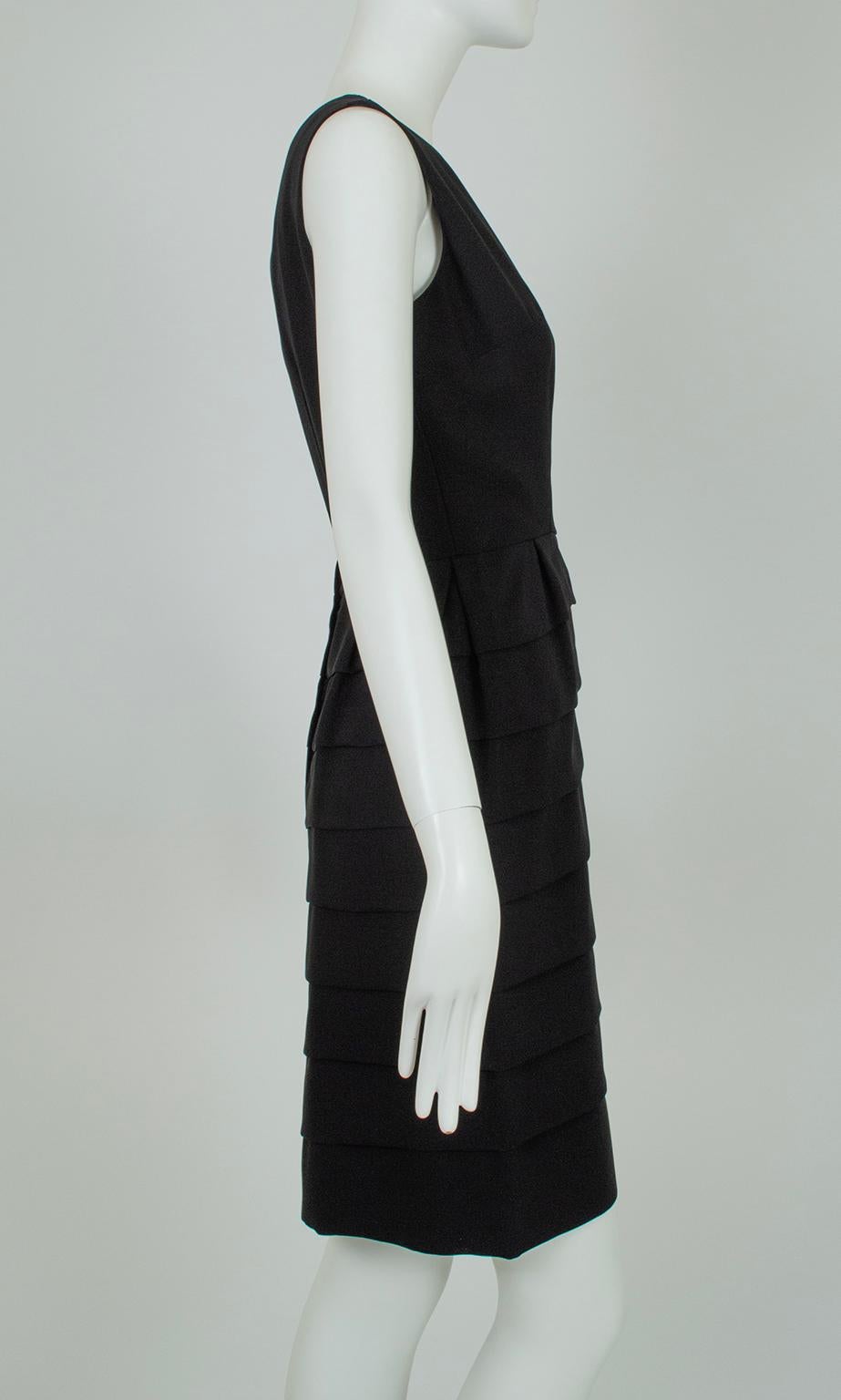 Noir Robe de cocktail sans manches avec nœud à la taille, inspirée de Capucci, noire - M-One, années 1960 en vente