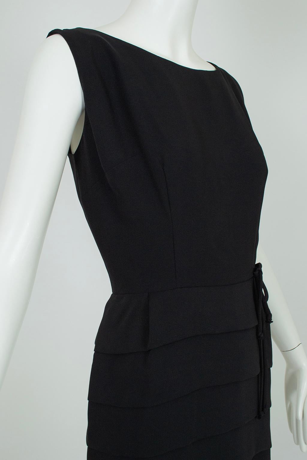 Robe de cocktail sans manches avec nœud à la taille, inspirée de Capucci, noire - M-One, années 1960 en vente 1