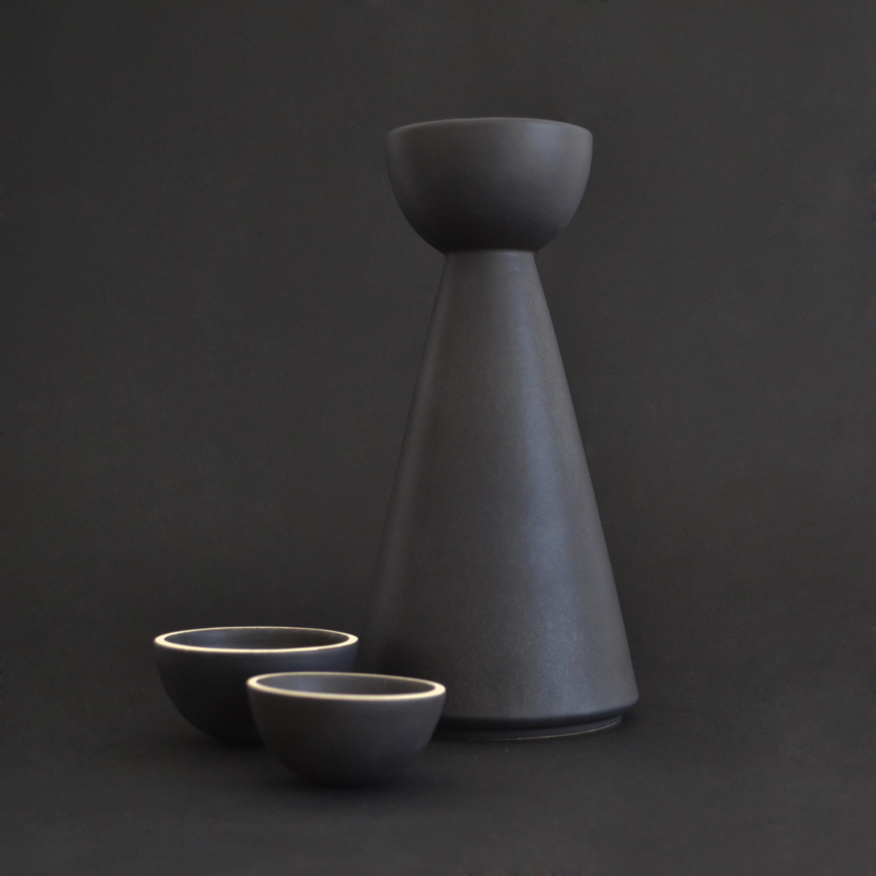 BLACK Carafe Contemporary Inspired by Traditional Jug Pitcher for Mezcal en vente 1