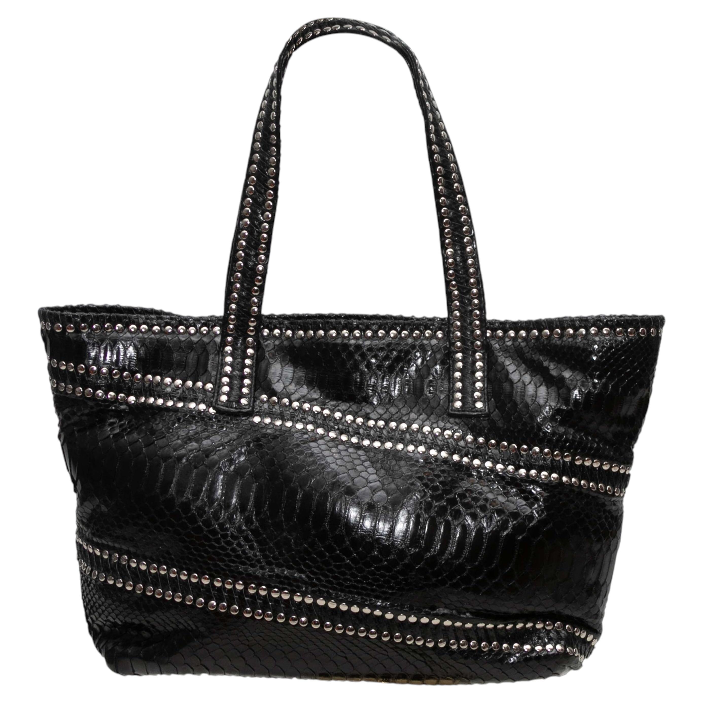 Borsa tote nera in pelle di pitone con borchie di Carlos Falchi