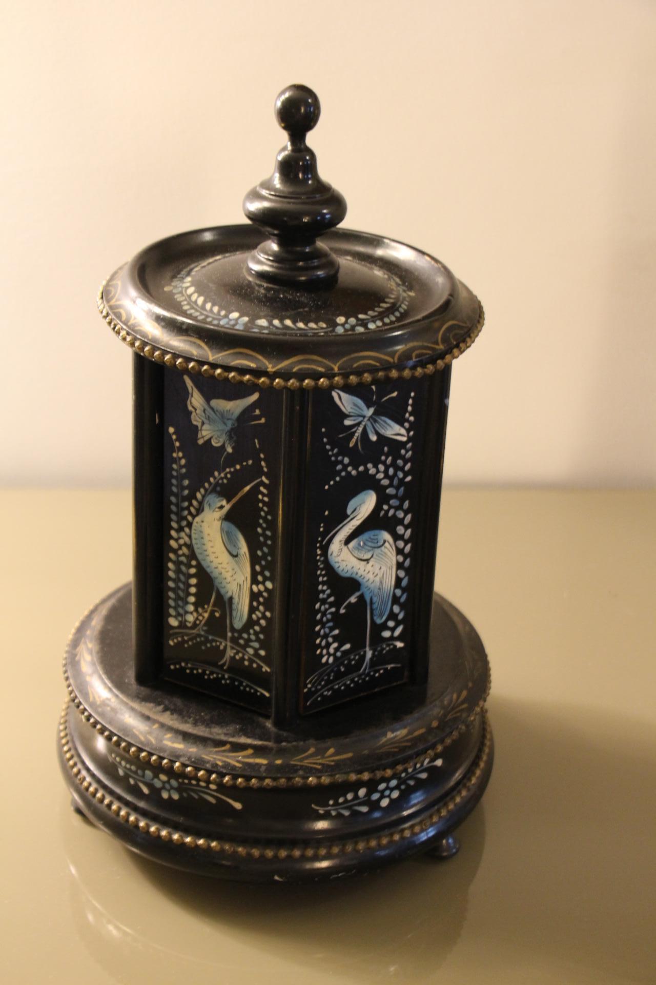 Caja de Cigarros Carrusel Negra, Caja de Música Giratoria con Pájaros Azules Pintados a Mano en Bueno estado para la venta en Saint-Ouen, FR