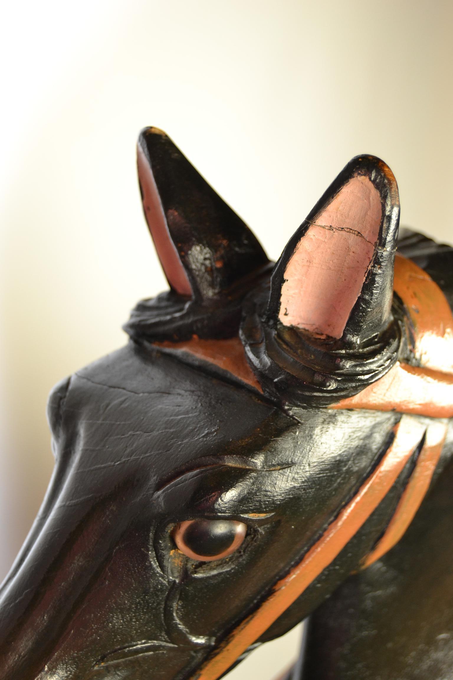 Bois Cheval de manège noir, sculpture de cheval en bois sur socle en métal, années 1960 en vente