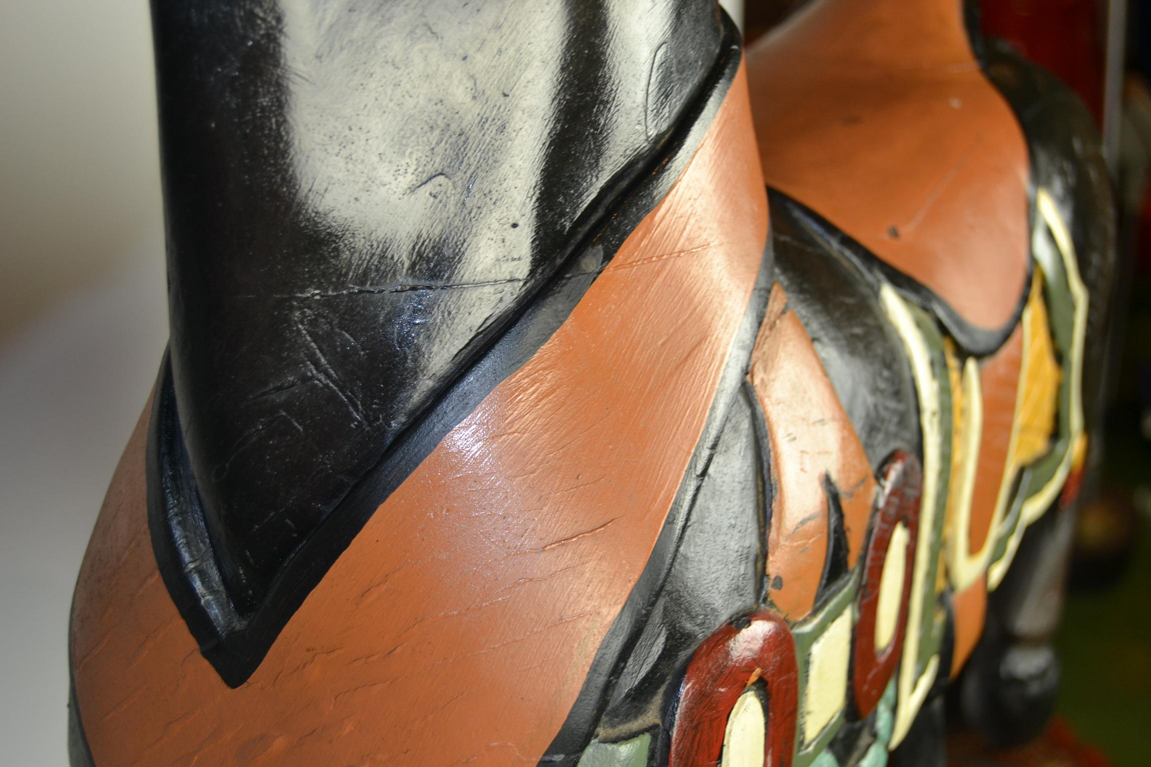 Schwarzes Karussellpferd, Holzpferd-Skulptur auf Metallsockel, 1960er Jahre im Angebot 1