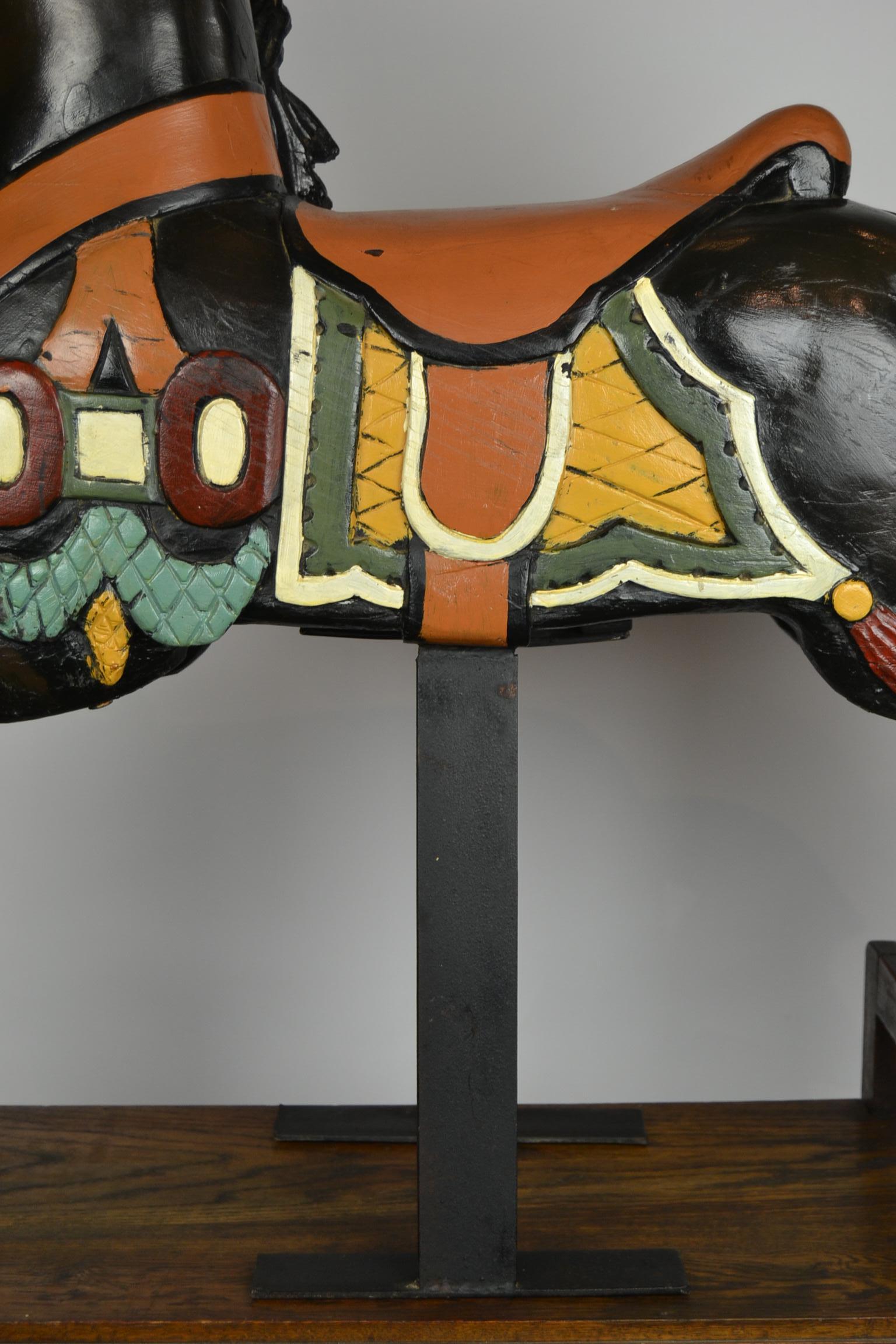 Caballo negro de carrusel, escultura de caballo de madera sobre base de metal, años 60 en venta 4