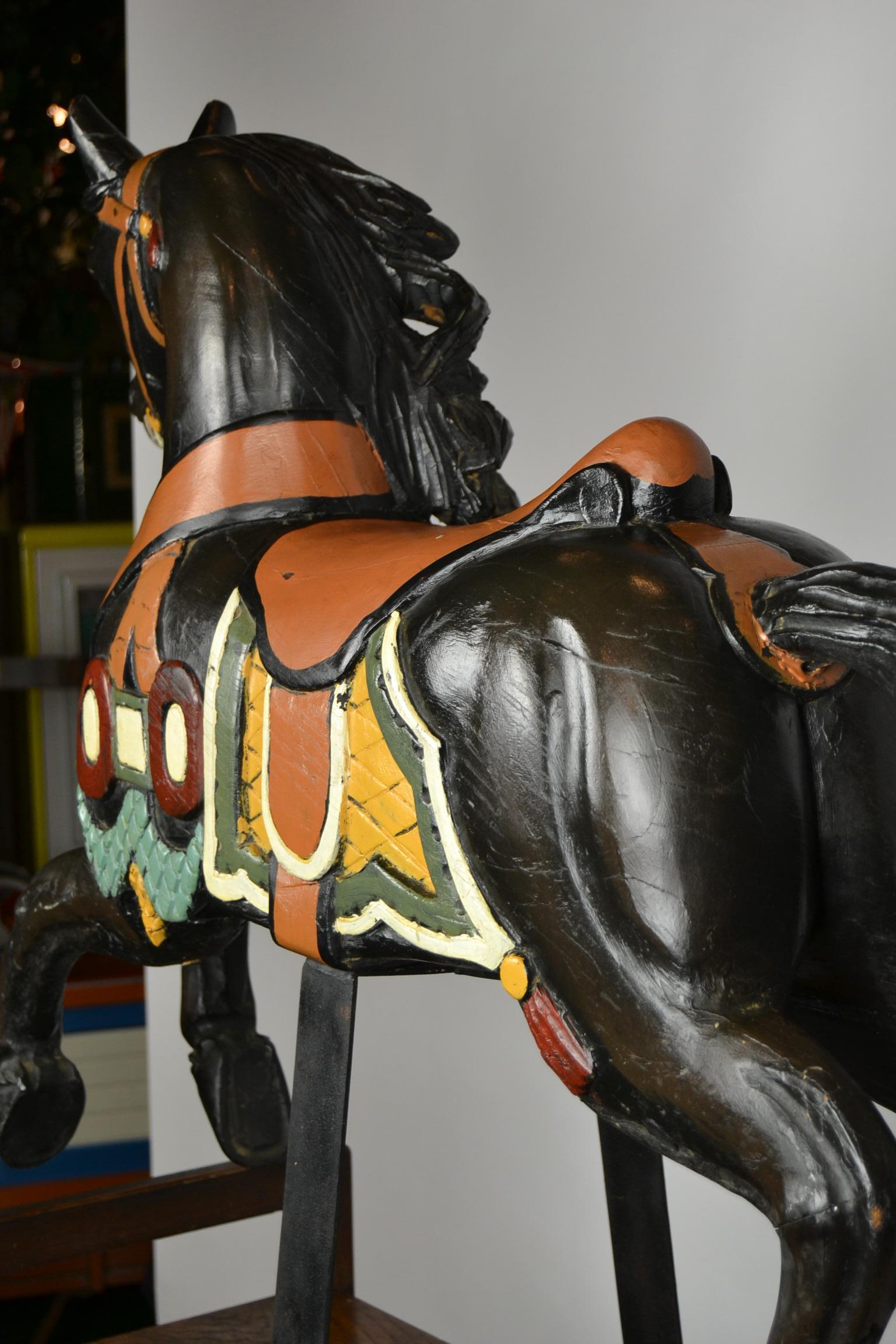 Cheval de manège noir, sculpture de cheval en bois sur socle en métal, années 1960 en vente 3