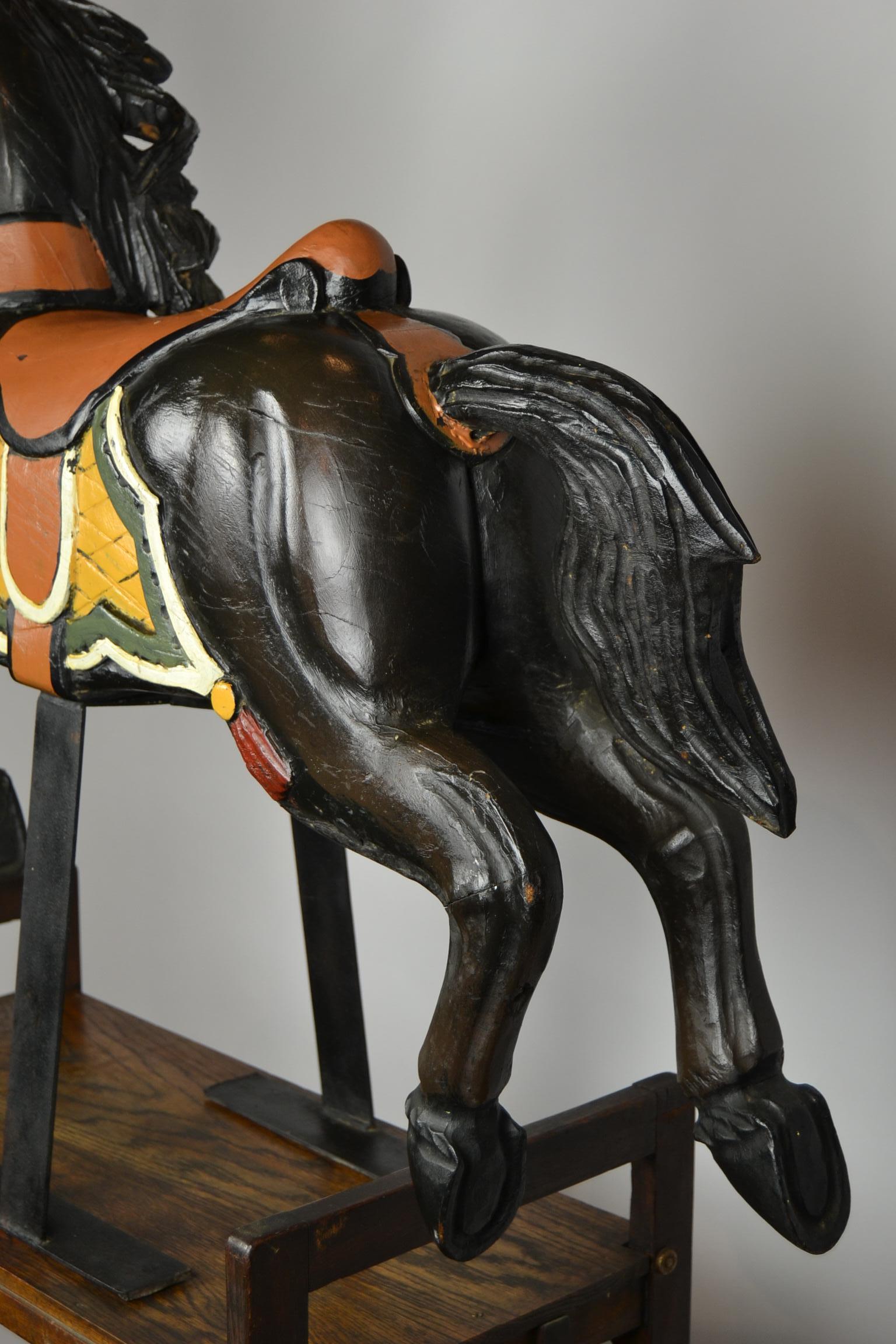 Caballo negro de carrusel, escultura de caballo de madera sobre base de metal, años 60 en venta 6
