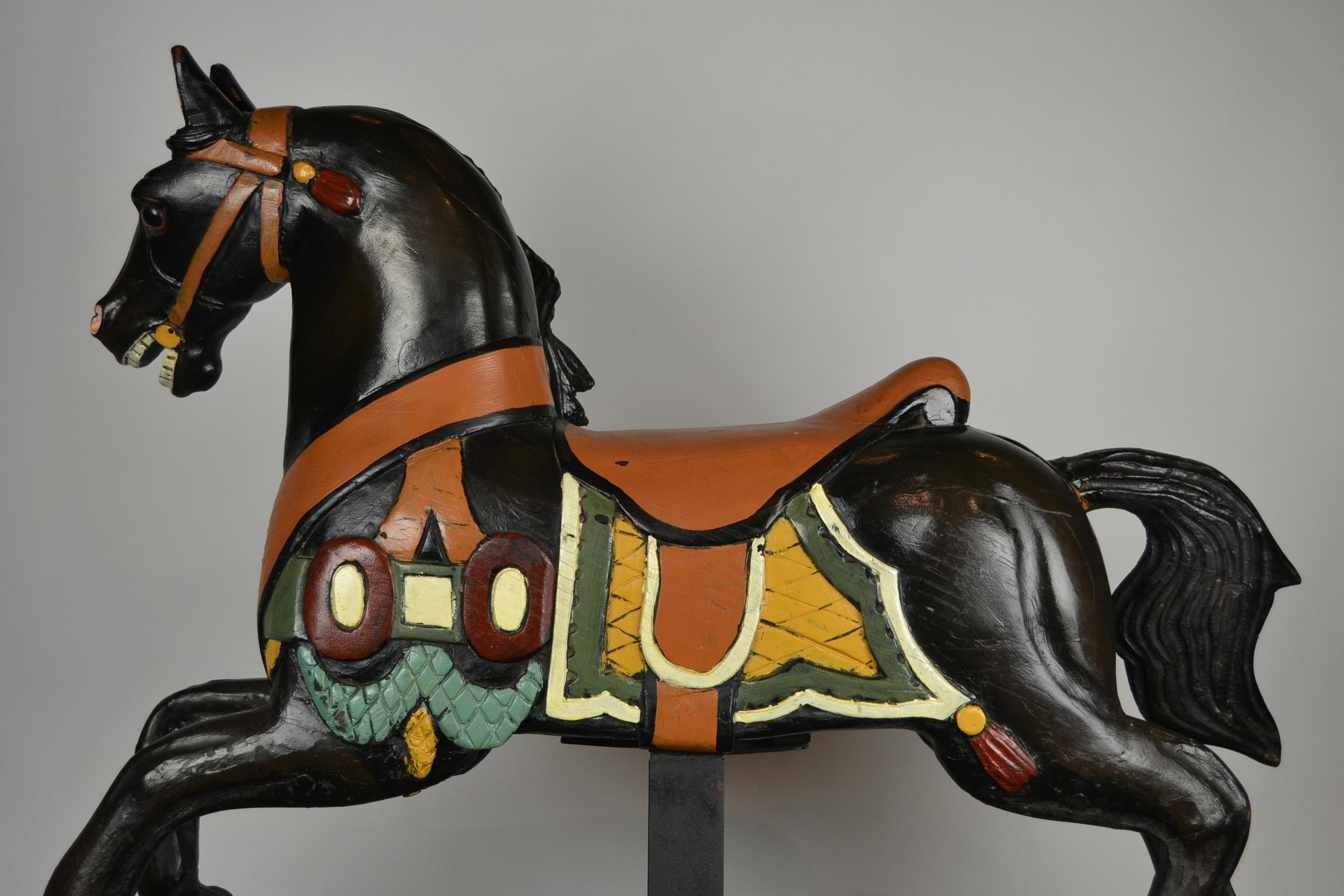 Cheval de manège noir, sculpture de cheval en bois sur socle en métal, années 1960 en vente 6