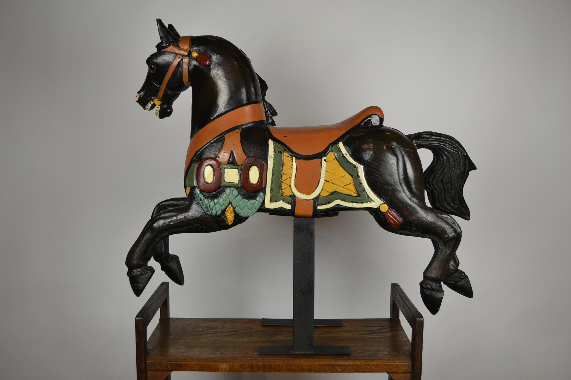 Schwarzes Karussellpferd, Holzpferd-Skulptur auf Metallsockel, 1960er Jahre im Angebot 8