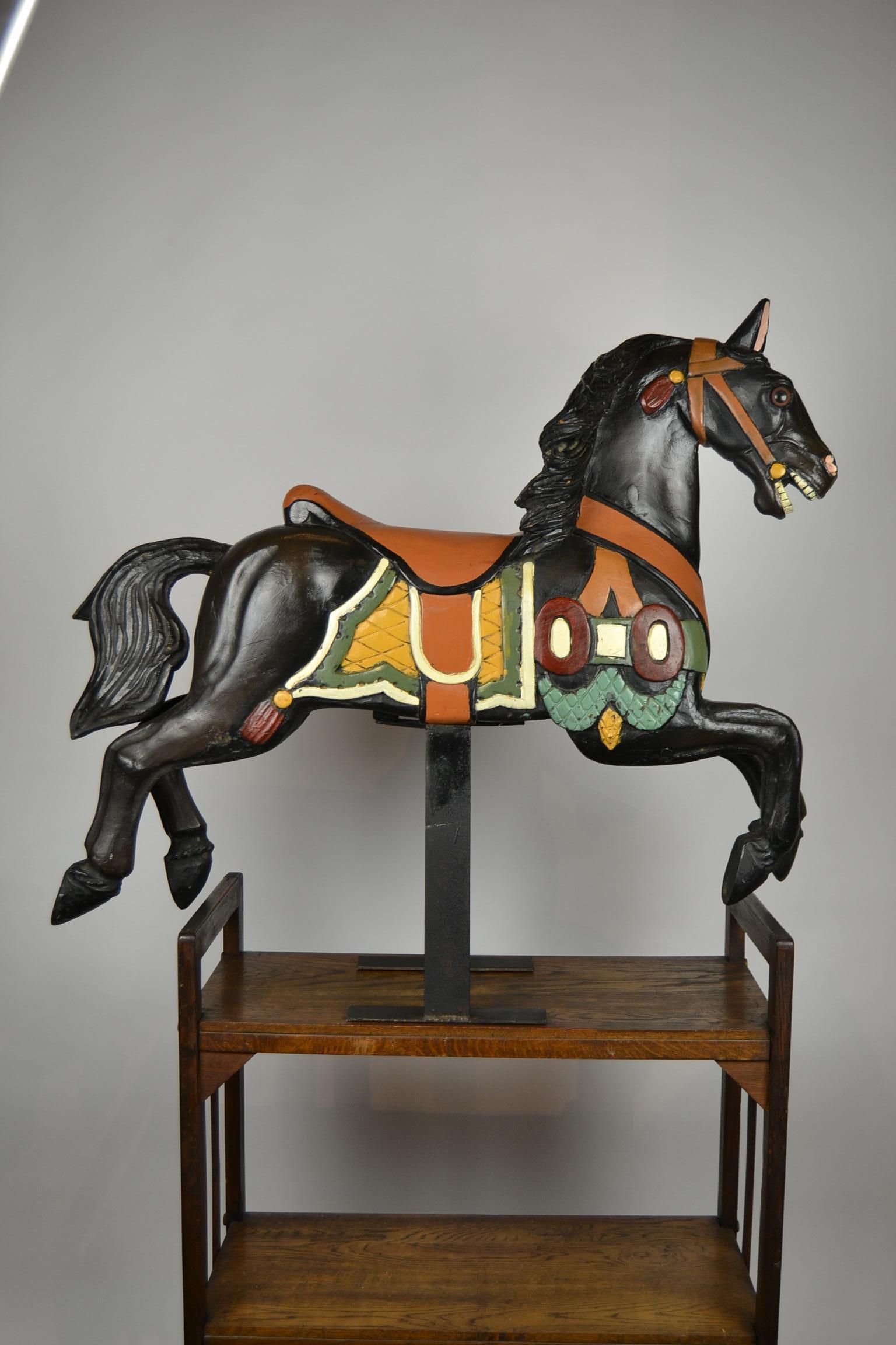 Karussellpferd aus Holz - Jahrmarktspferd - Karussellpferd.
Kleineres Modell, daher leicht zu platzieren.
Diese Mitte des 20. Jahrhunderts handgeschnitzte Tierskulptur ist ein
Schwarzes Pferd - Black Beauty auf einem Metallsockel.
Es ist handbemalt