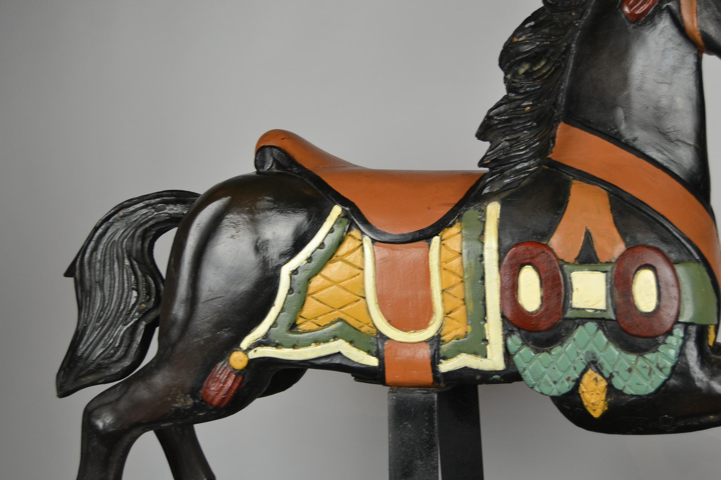 Caballo negro de carrusel, escultura de caballo de madera sobre base de metal, años 60 Moderno de mediados de siglo en venta